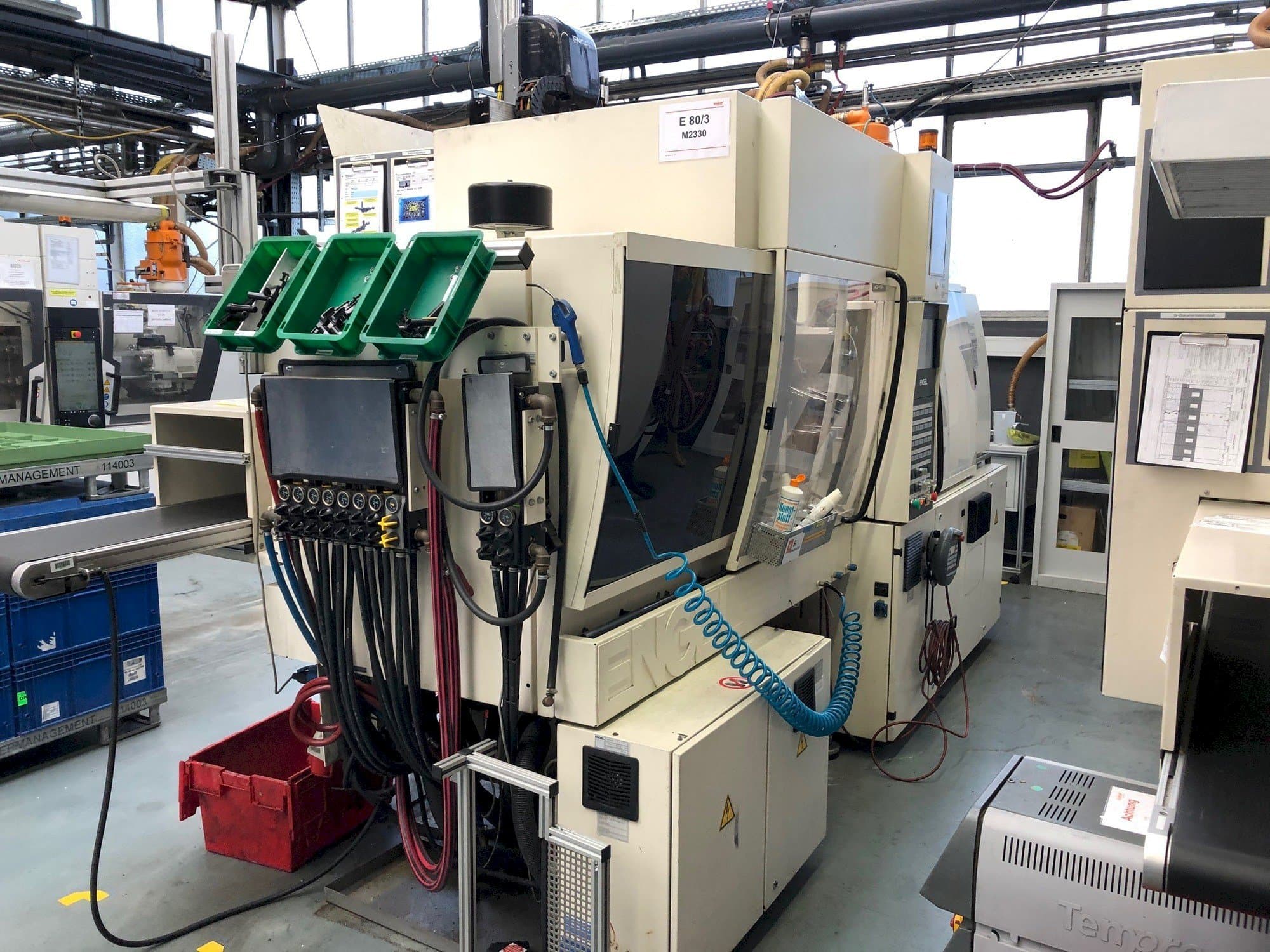 Widok z przodu maszyny ENGEL Victory 330/80