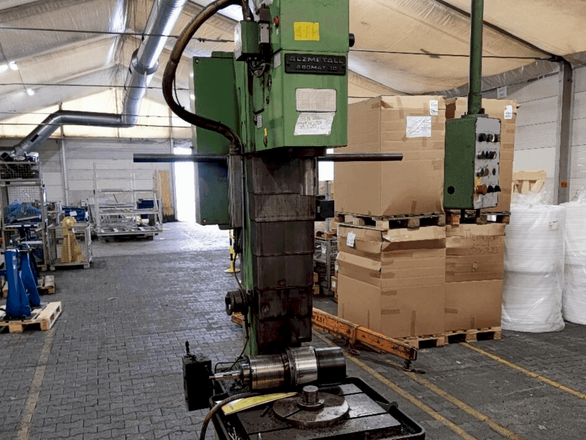 Widok z przodu maszyny Alzmetall Abomat 30