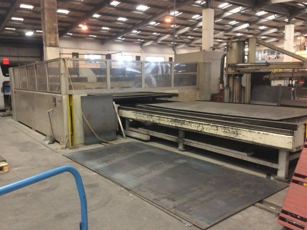 Widok z przodu maszyny LVD Implus 4030