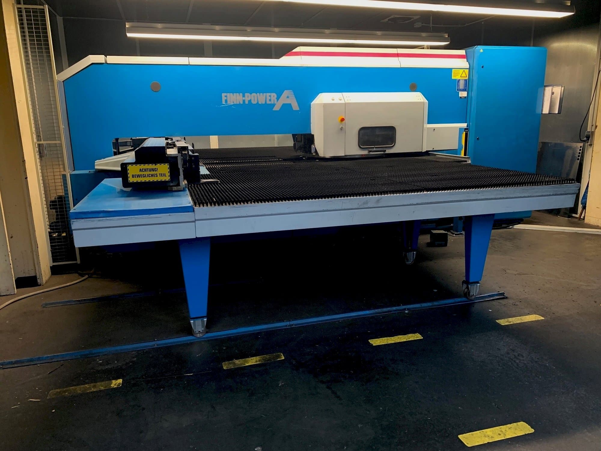 Widok z przodu maszyny Finn-Power A5 SV