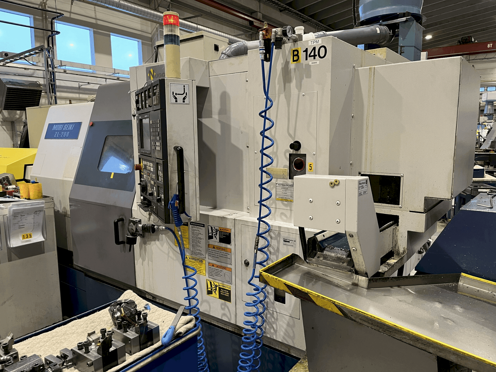 Widok z przodu maszyny MORI SEIKI ZL-200 SMC