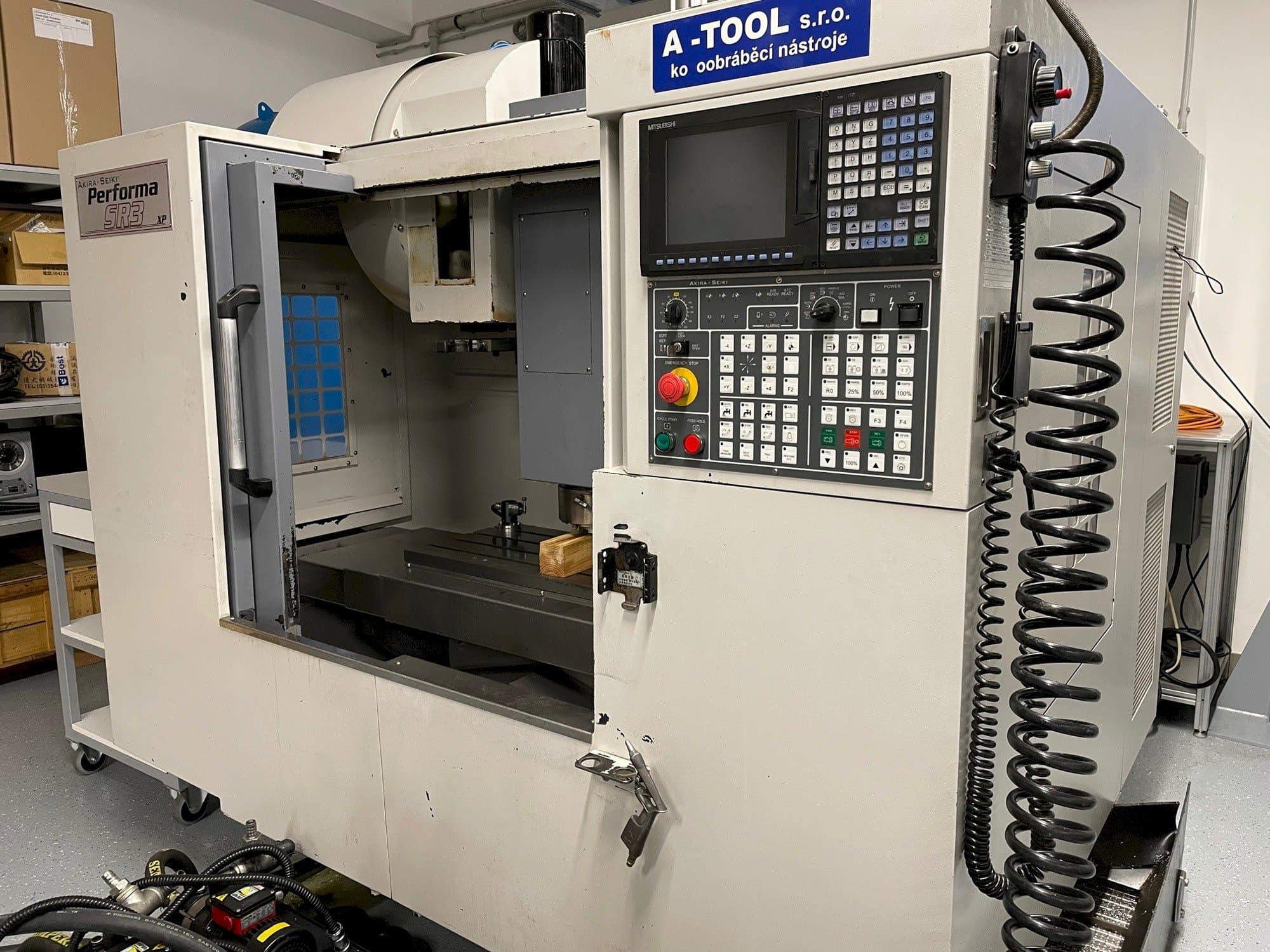 Widok z przodu maszyny Akira Seiki SR3XP