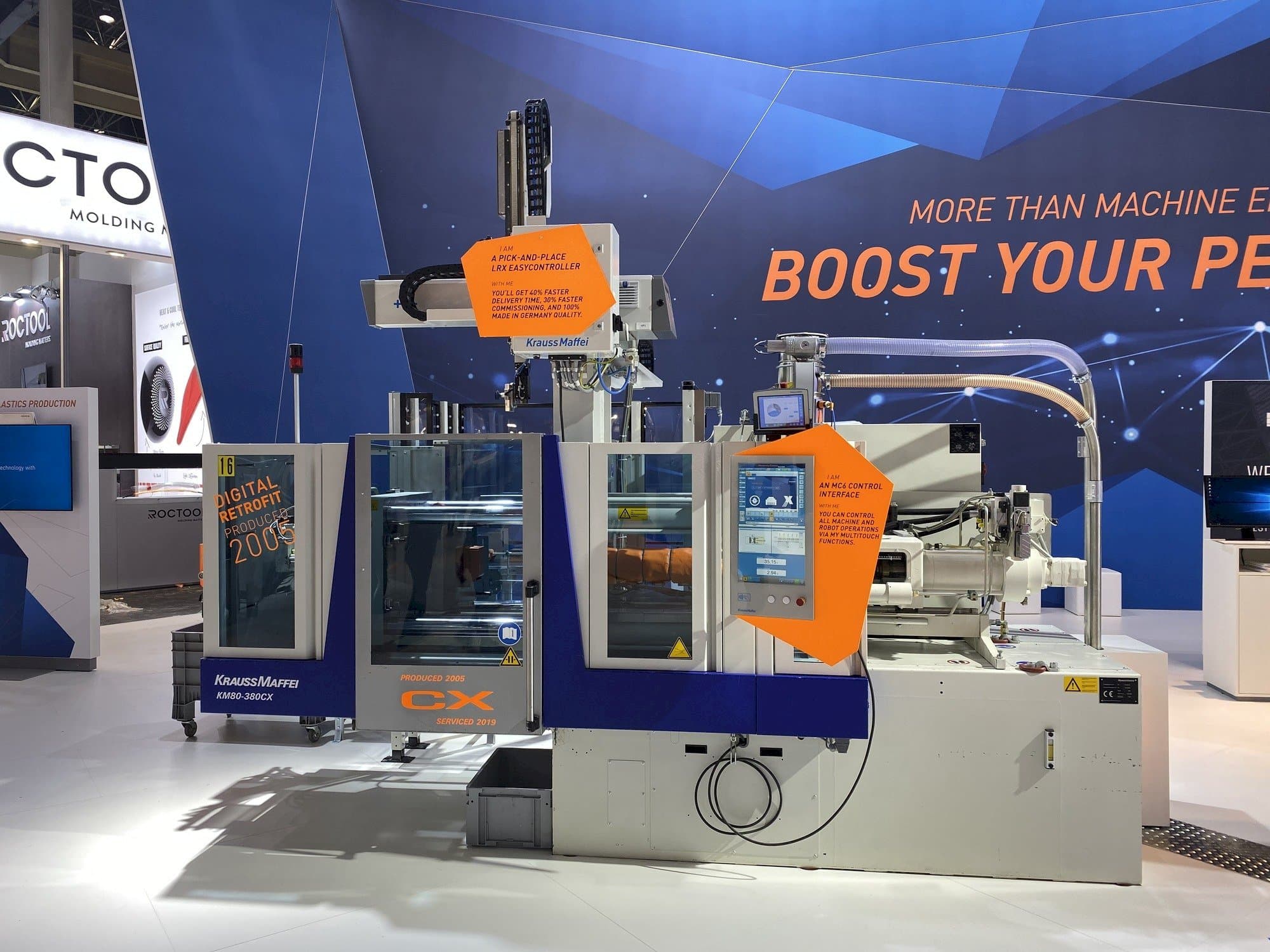 Widok z przodu maszyny Krauss Maffei 80-380 CX + LRX easyControl 100