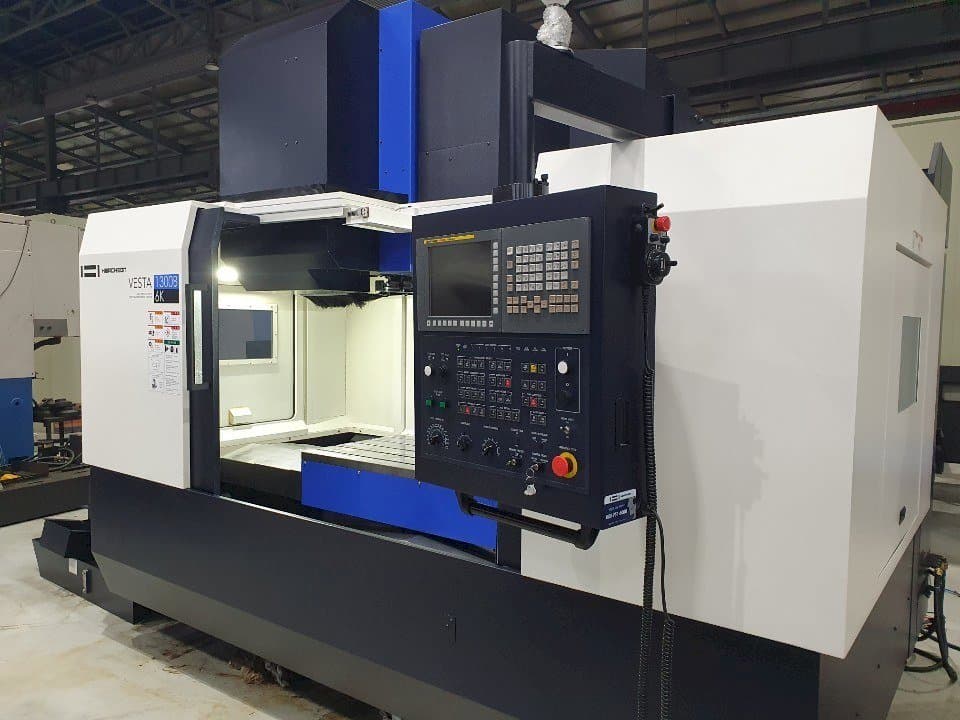 Widok z przodu maszyny HWACHEON VESTA-1300B