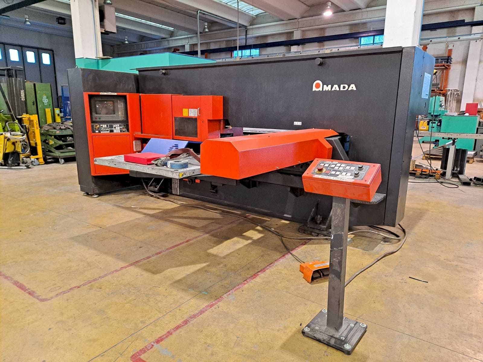 Widok z przodu maszyny AMADA ARCADE 212