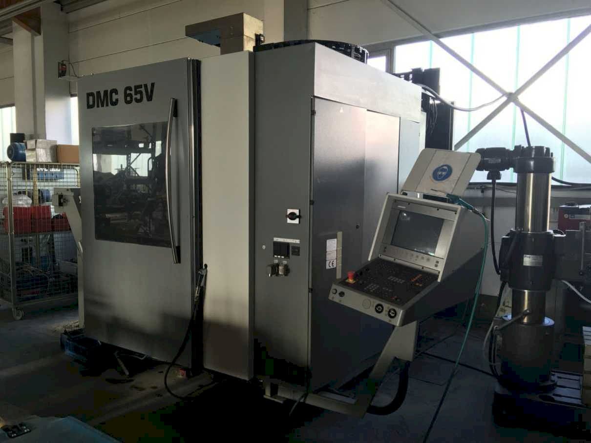Widok z przodu maszyny DECKEL MAHO DMC65V