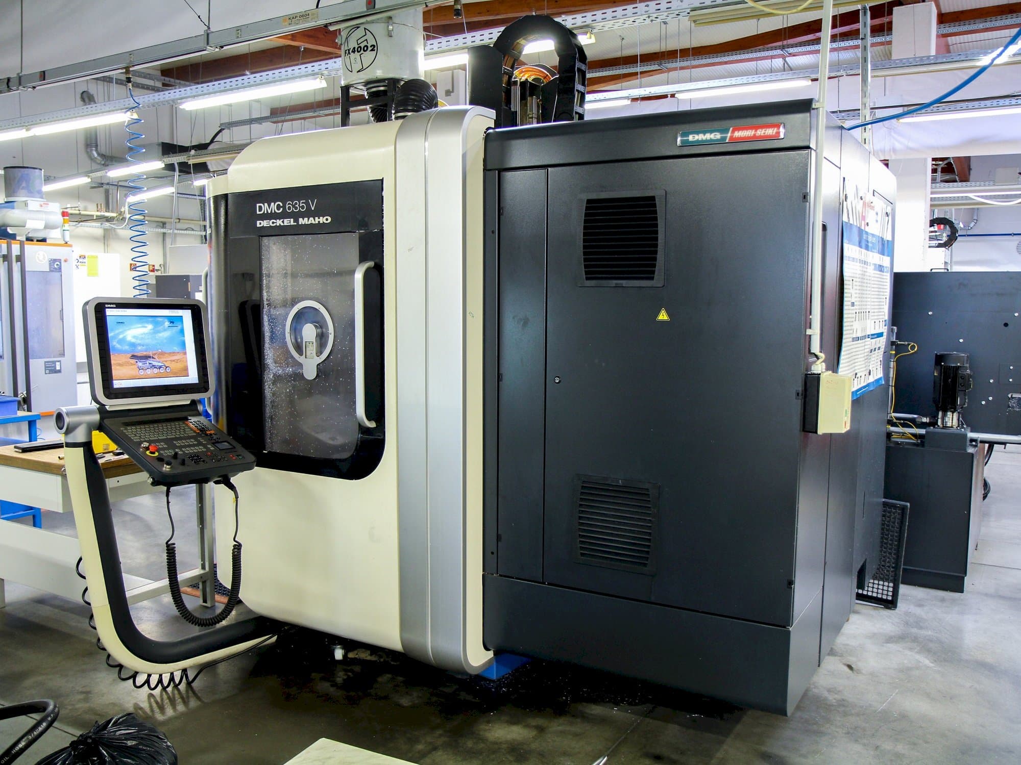 Widok z przodu maszyny DMG MORI DMC 635V PW