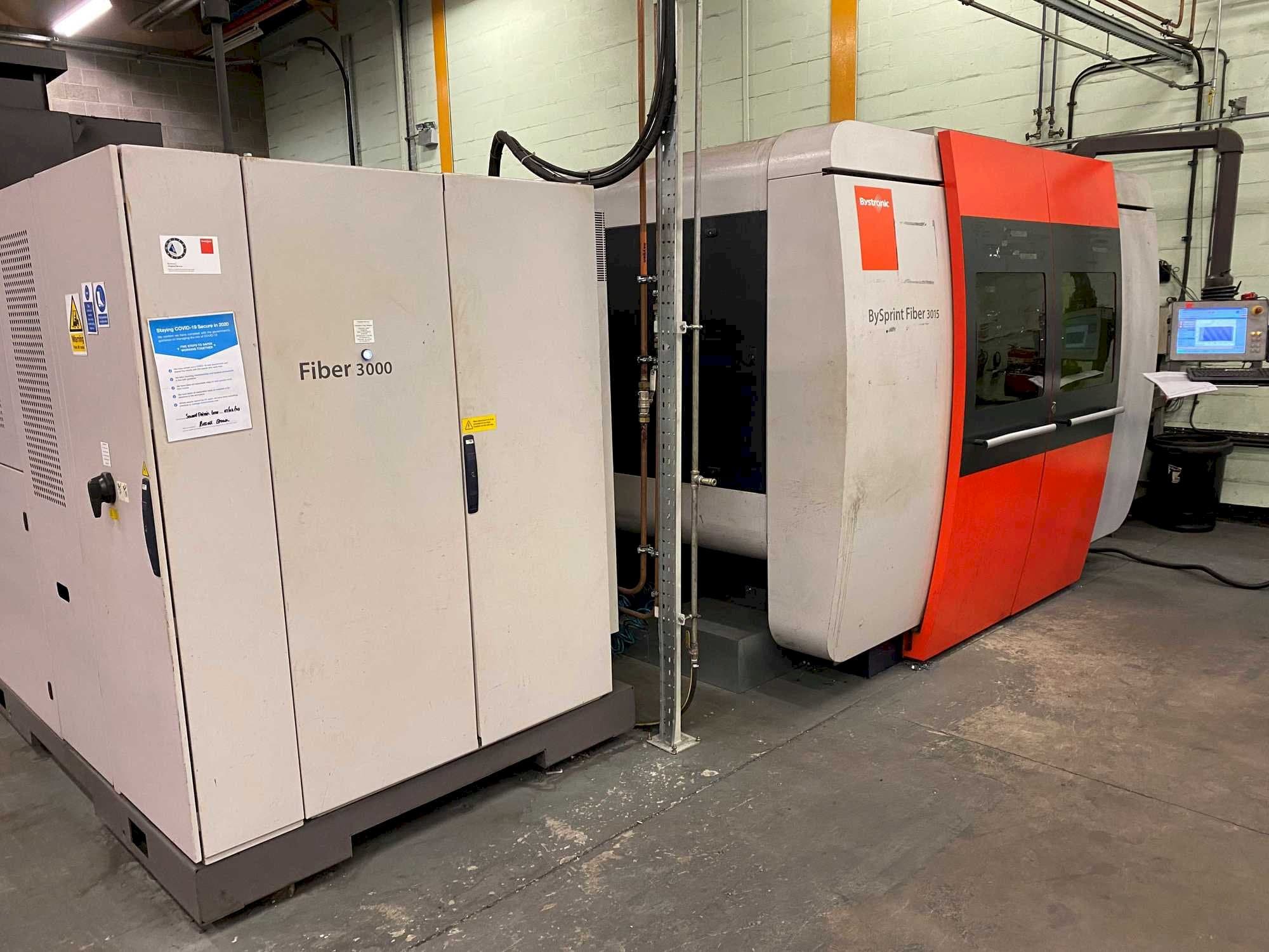 Widok z przodu maszyny Bystronic BySprint 3015 Fiber