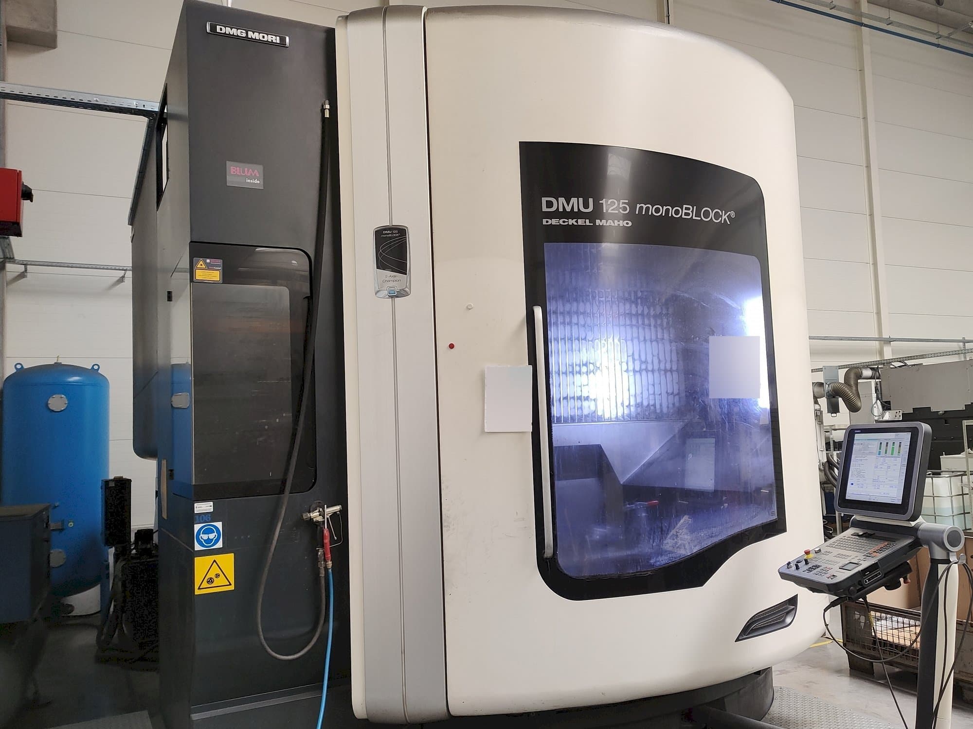 Widok z przodu maszyny DMG MORI DMU125 monoBLOCK