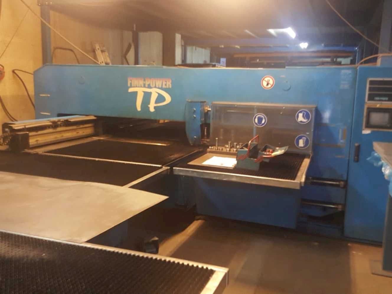 Widok z przodu maszyny Finn-Power TP2520B1/AM