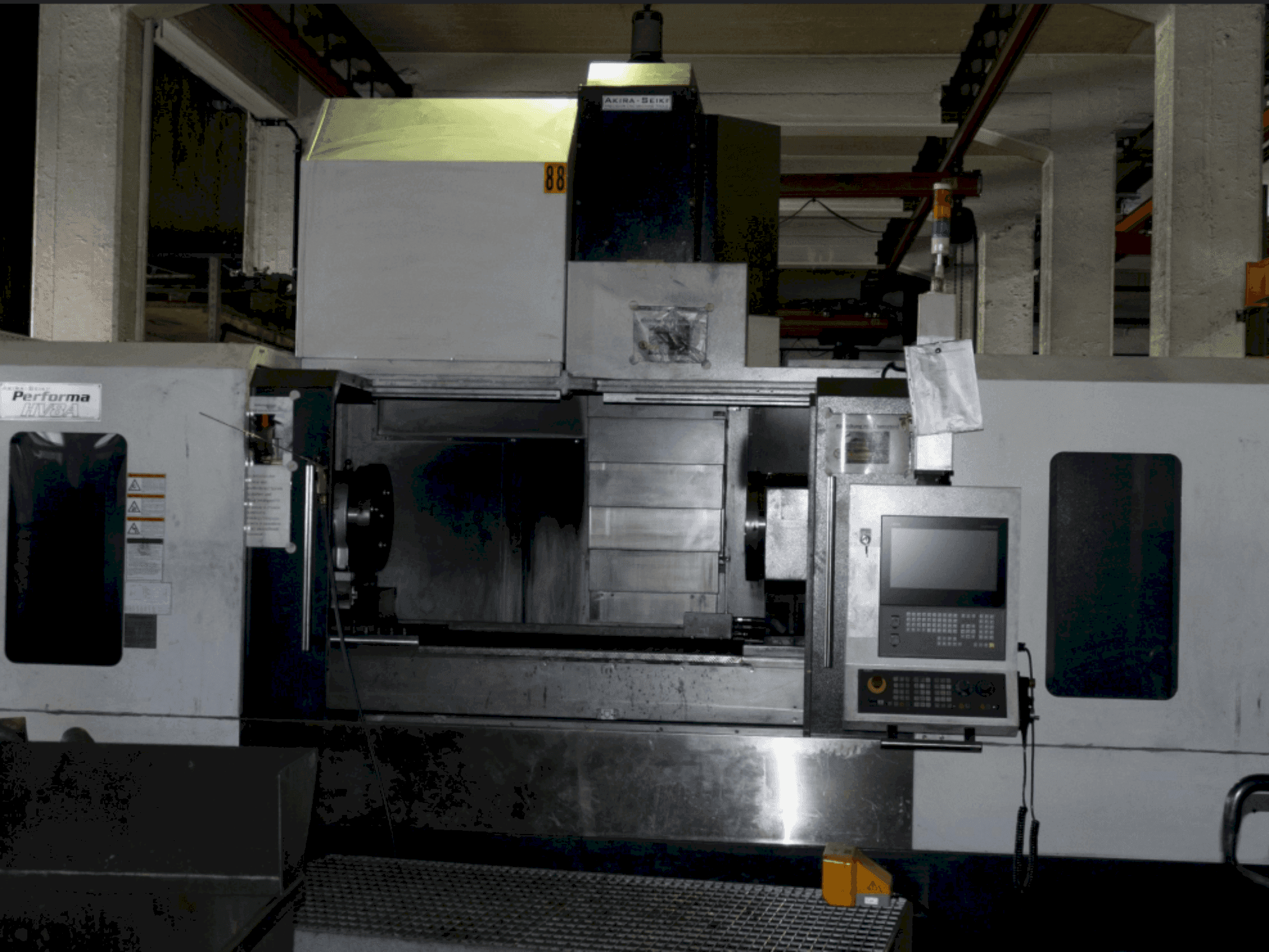 Widok z przodu maszyny Akira Seiki Performa HV 8A