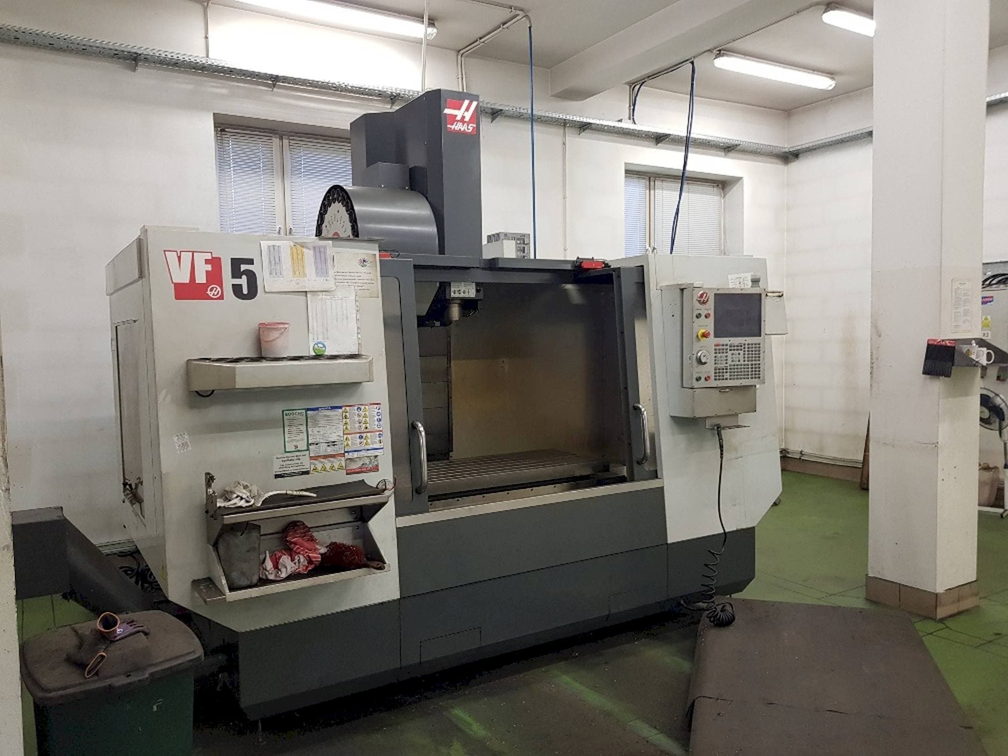 Widok z przodu maszyny HAAS VF-5/40