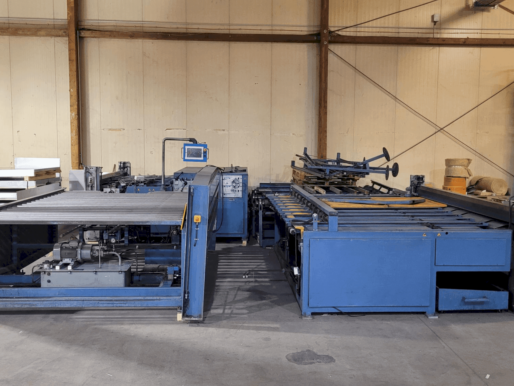 Widok z przodu maszyny TWIN SEAM KA 2000-3000