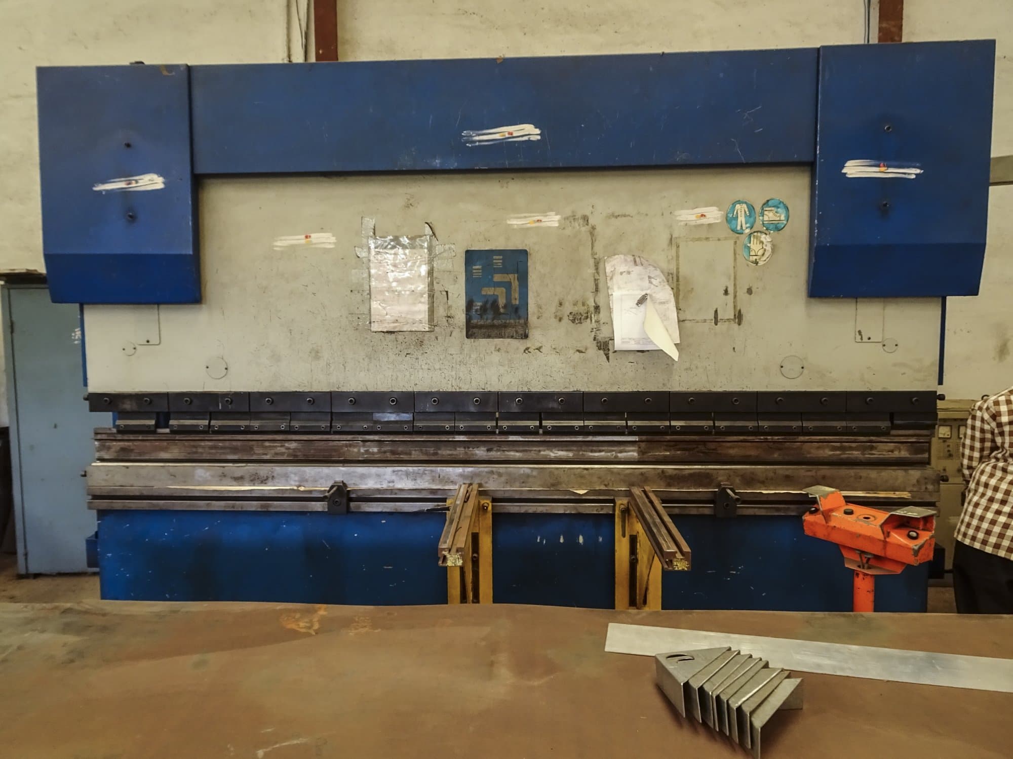 Widok z przodu maszyny Hindustan Hydraulics EHP 110