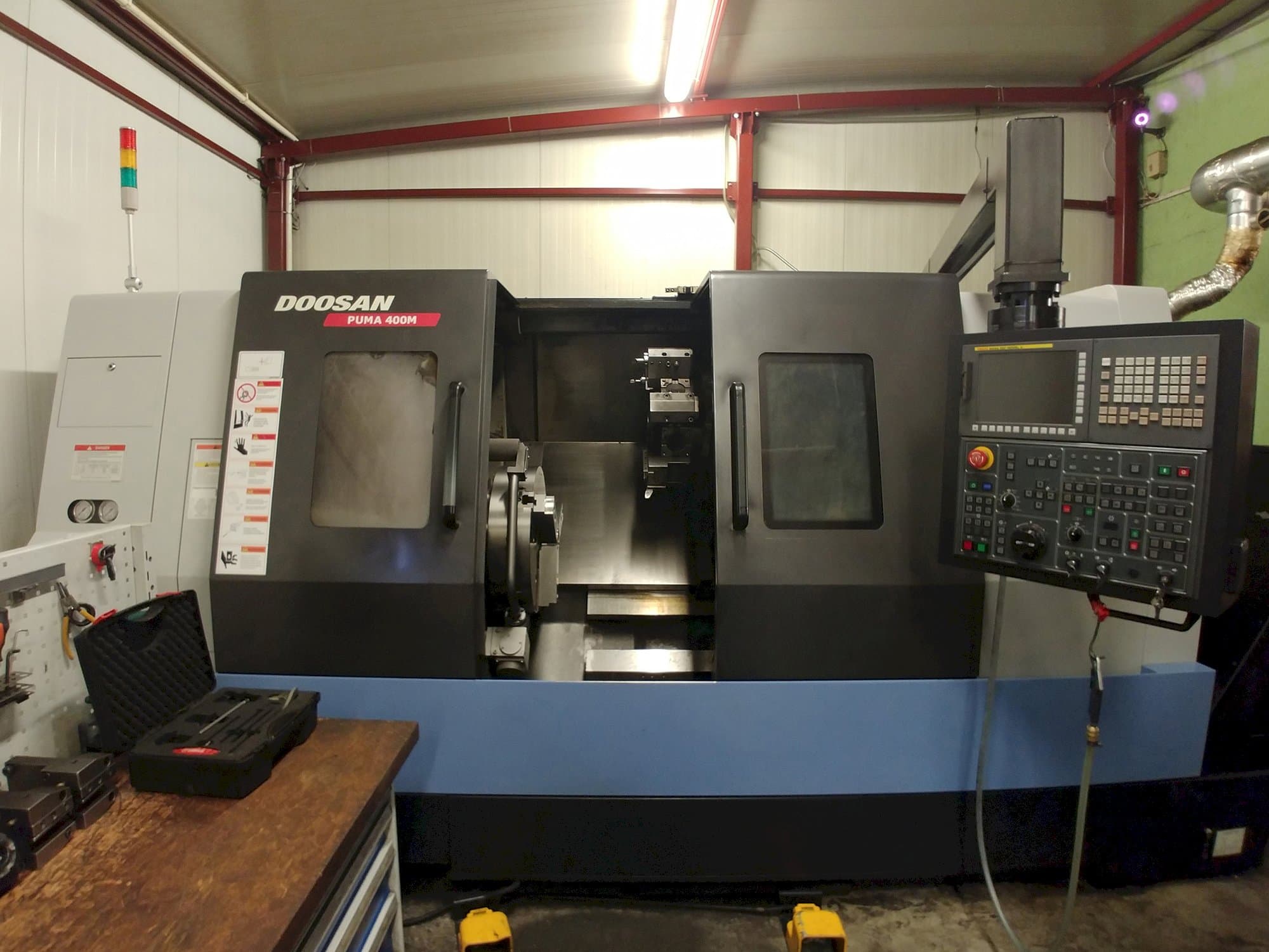 Widok z przodu maszyny Doosan Puma 400MC