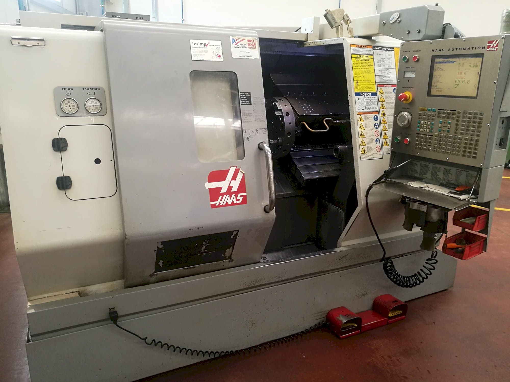 Widok z lewej maszyny HAAS SL-20THE