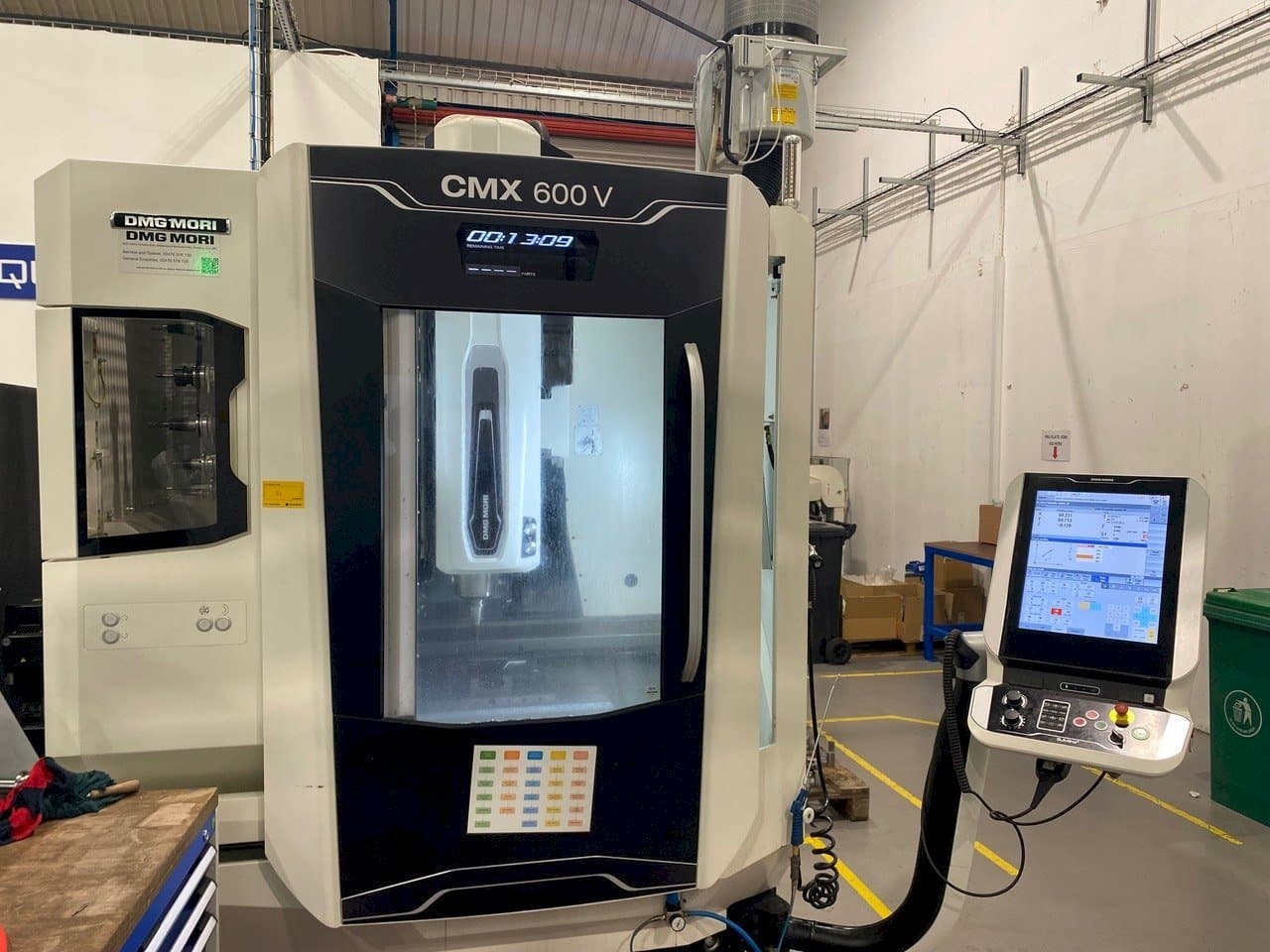 Widok z przodu maszyny DMG CMX 600 V