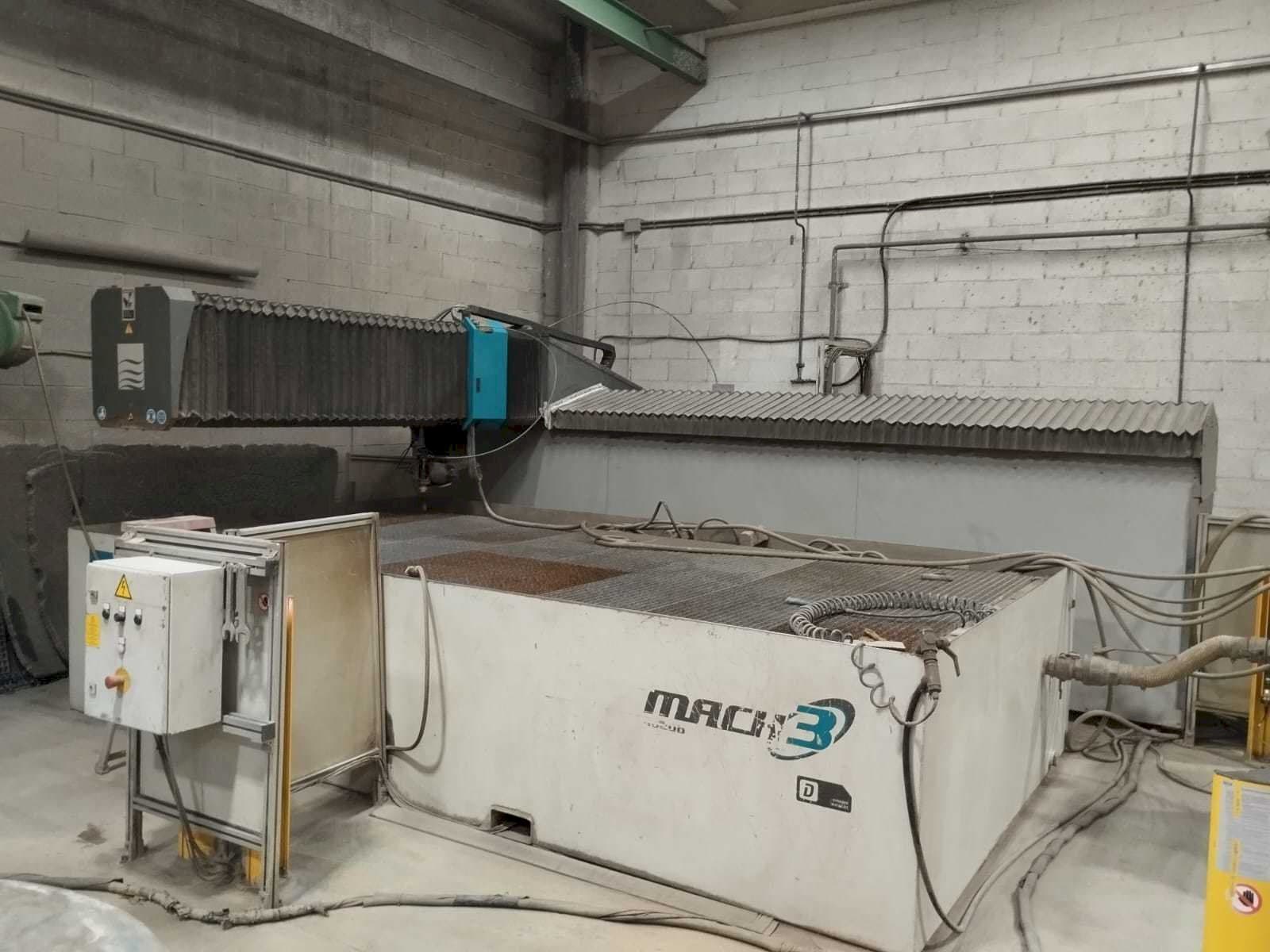 Widok z przodu maszyny Flow Mach3 4020B