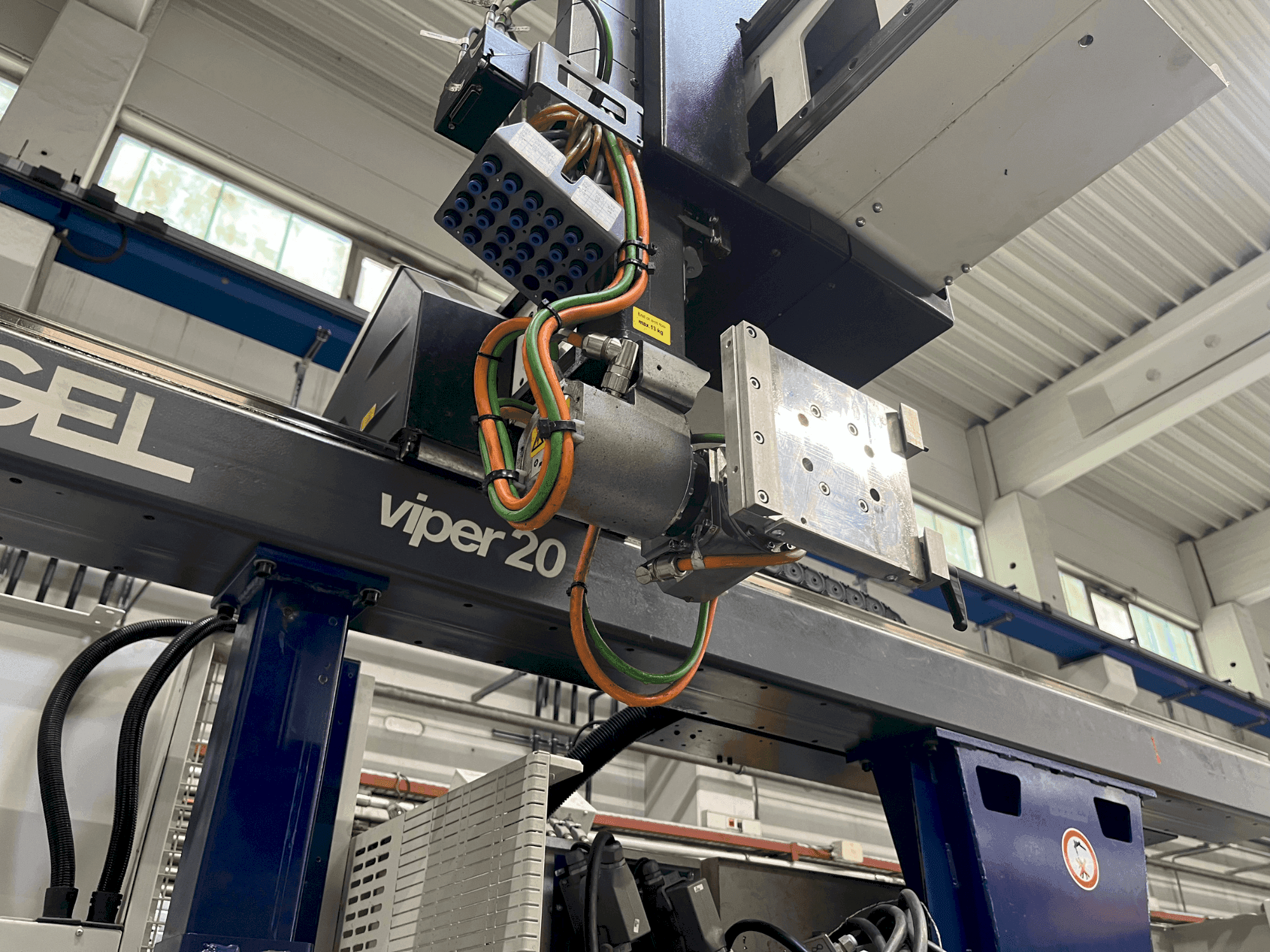 Widok z przodu maszyny Engel Viper 20