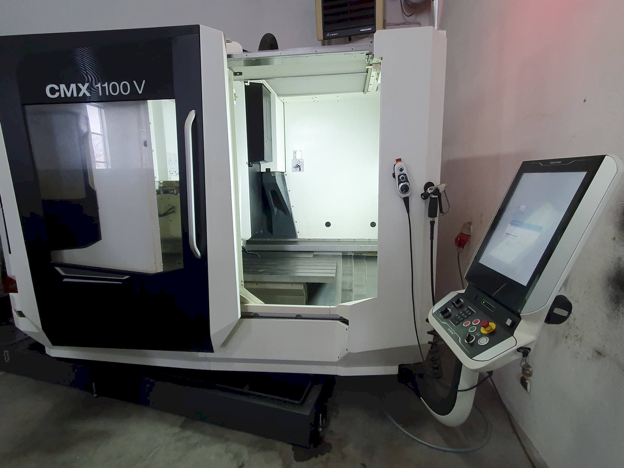 Widok z przodu maszyny DMG MORI CMX 1100 V