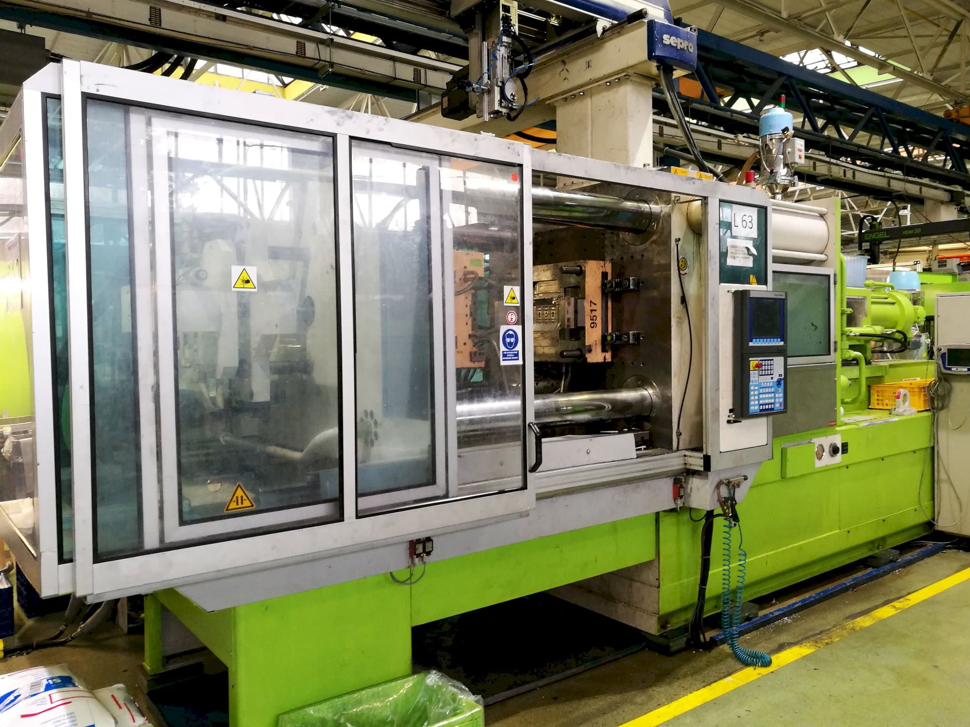 Widok z lewej maszyny Krauss Maffei 420-1900 C2