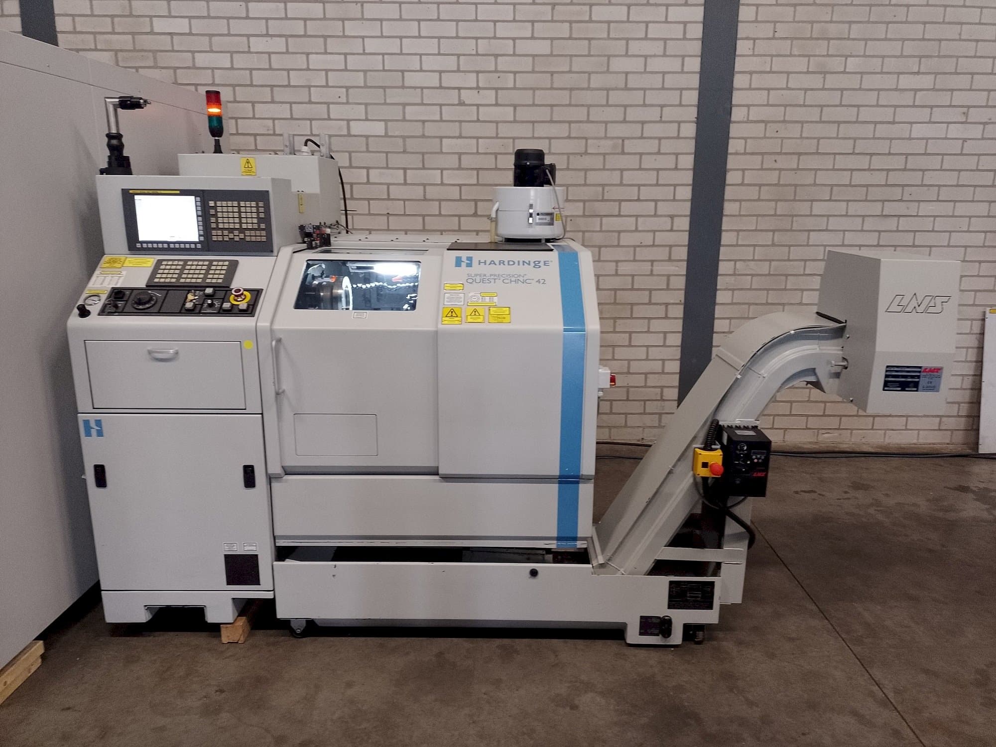 Widok z przodu maszyny HARDINGE Quest chnc 42