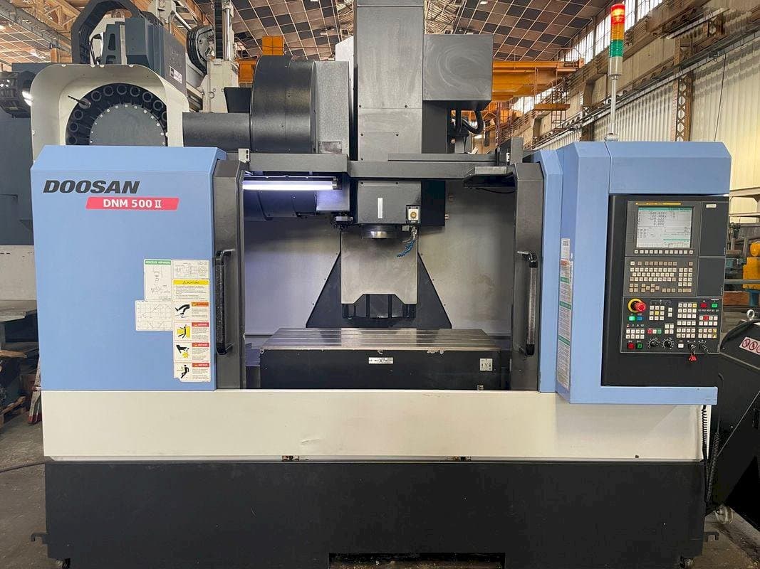 Widok z przodu maszyny Doosan MYNX DNM 500 II