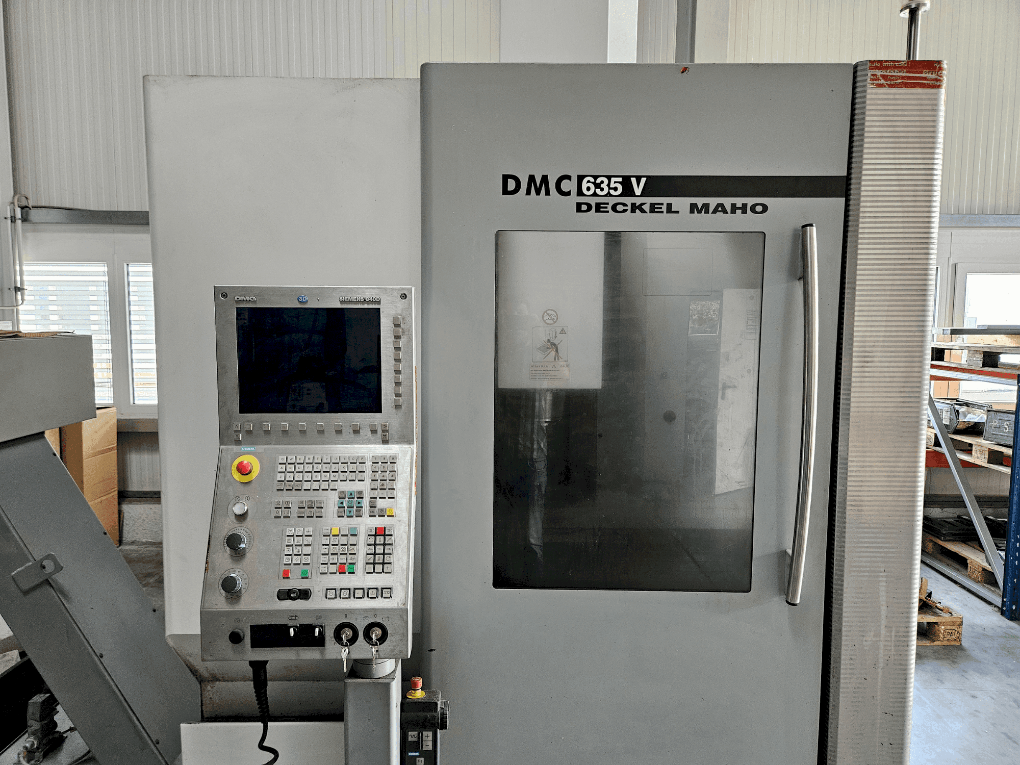 Widok z przodu maszyny DECKEL MAHO DMC 635 V