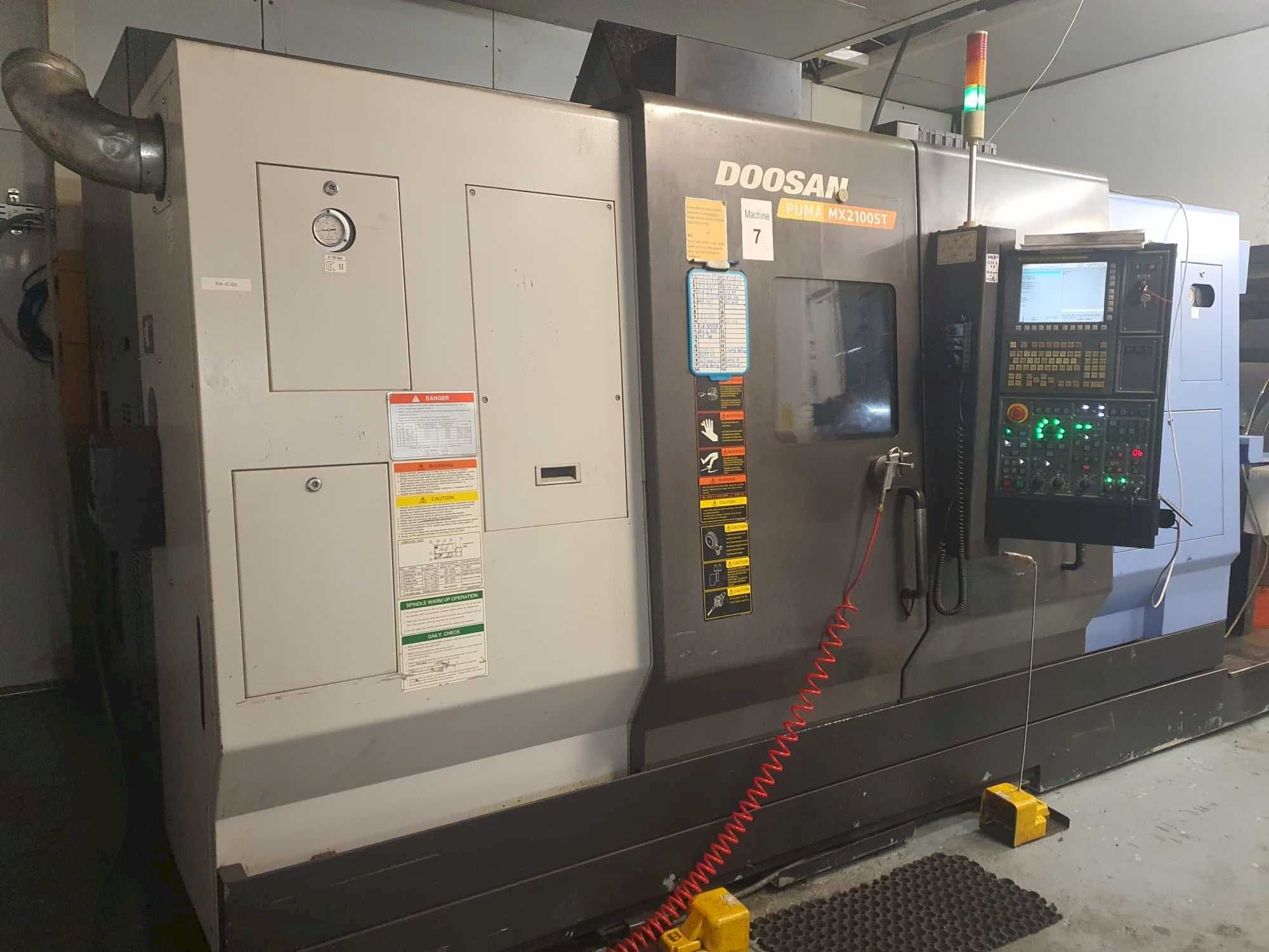 Widok z przodu maszyny Doosan Puma MX2100ST