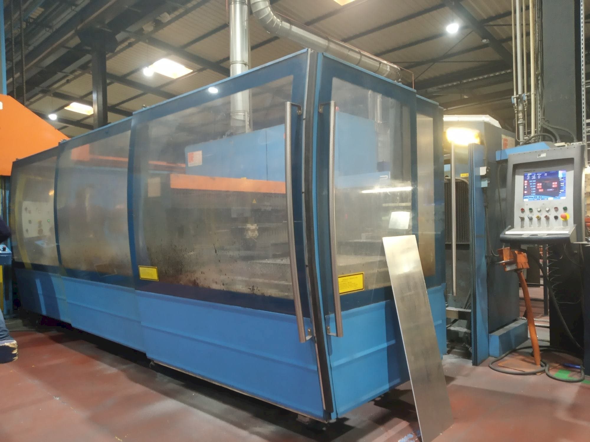 Widok z lewej maszyny Prima Power Platino 1530