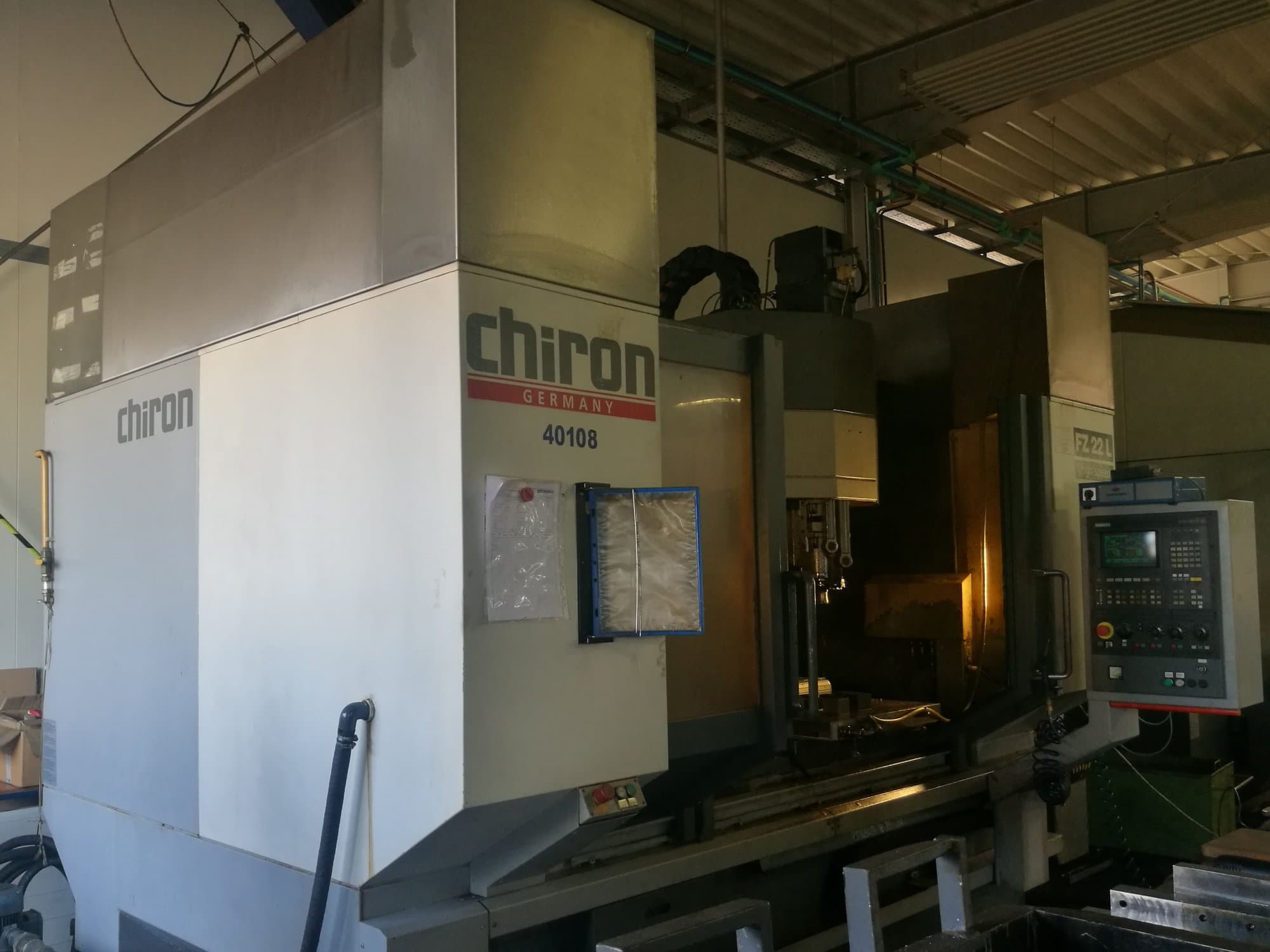 Widok z prawej maszyny Chiron FZ 18L