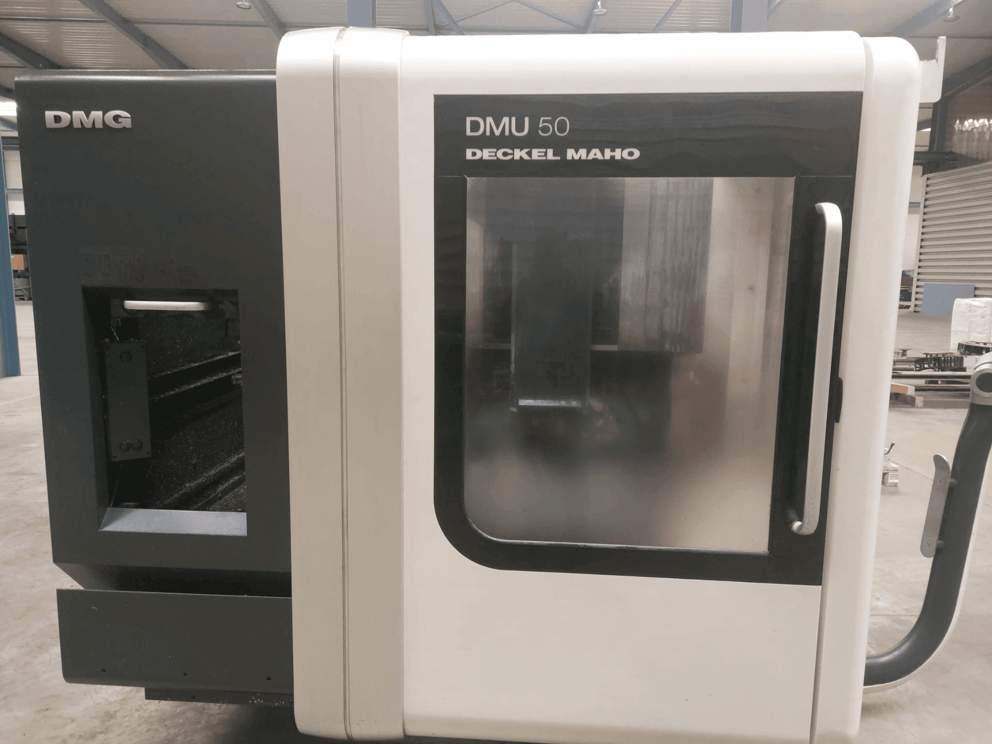 Widok z przodu maszyny DMG DECKEL MAHO DMU 50