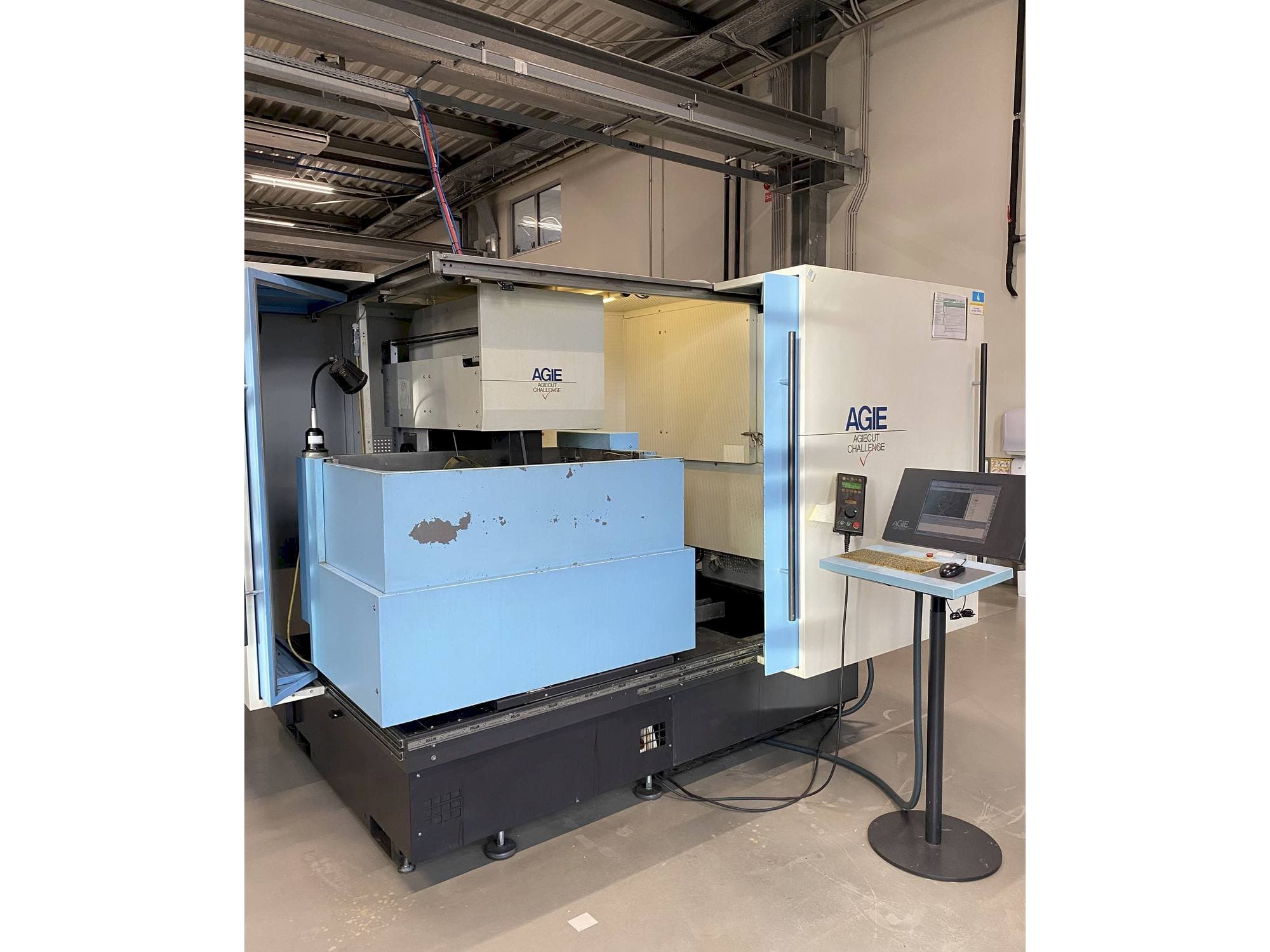 Widok z przodu maszyny AGIE AGIECUT VERTEX 3