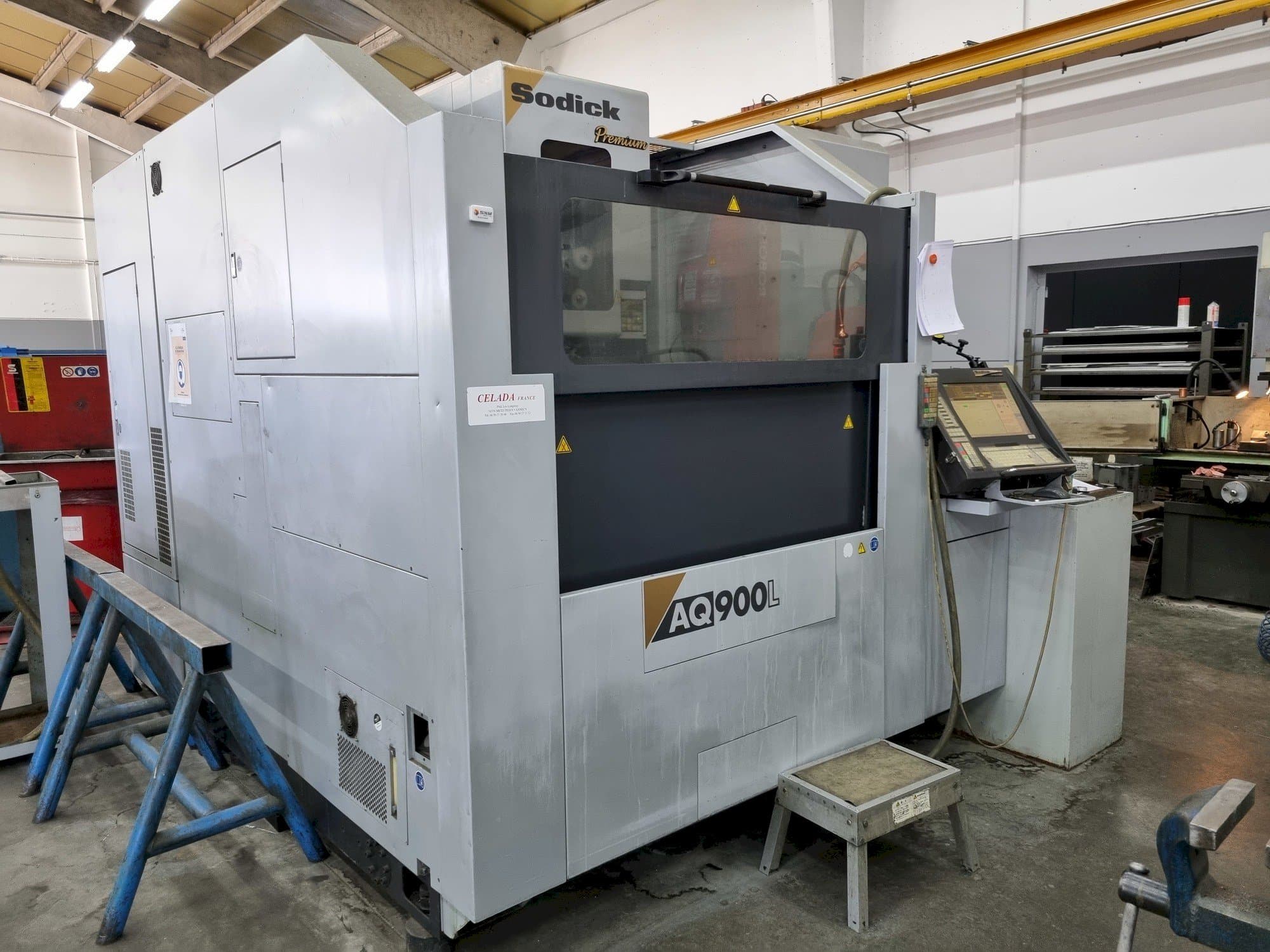 Widok z przodu maszyny Sodick AQ900L
