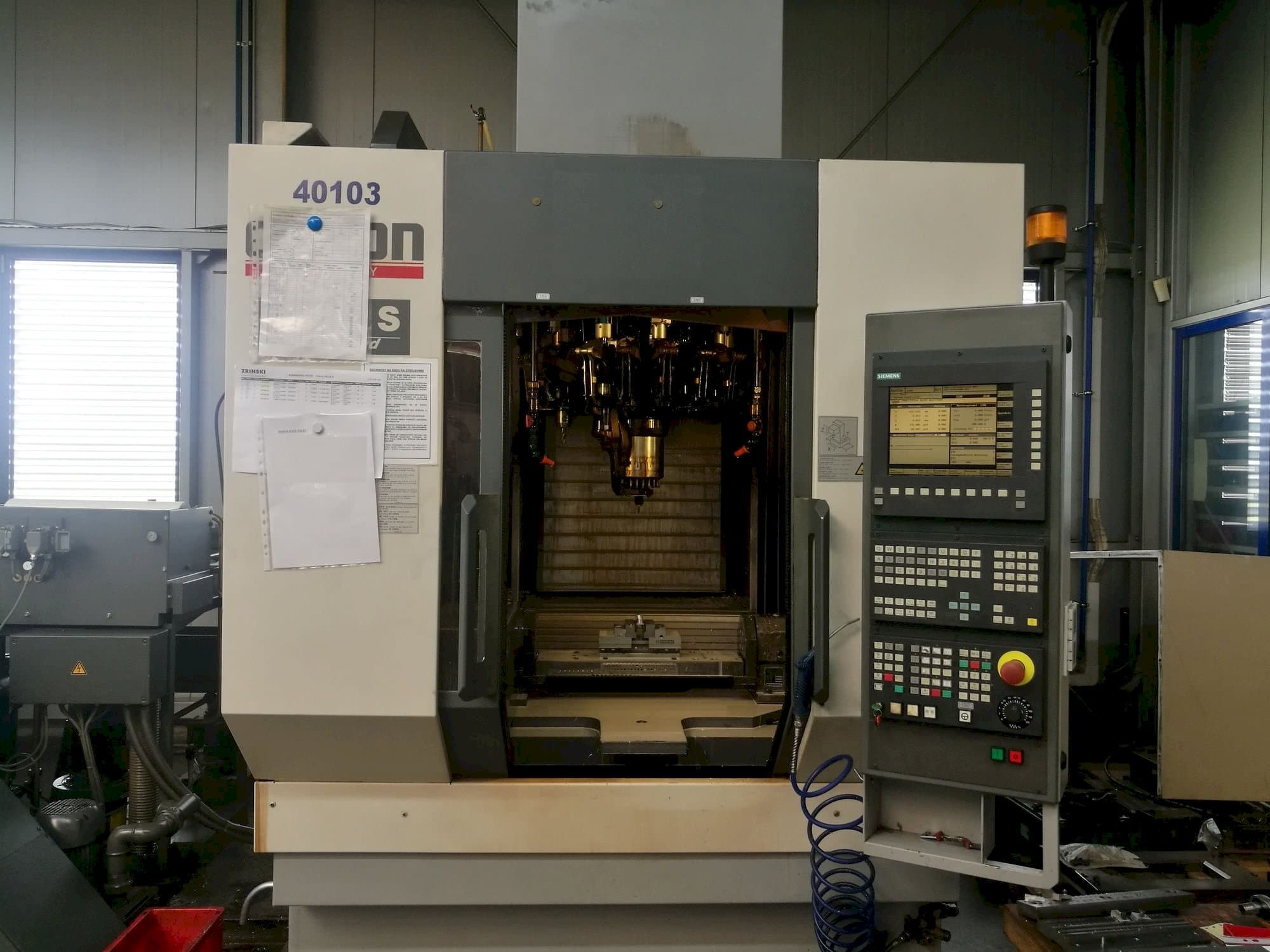 Widok z przodu maszyny CHIRON FZ12S