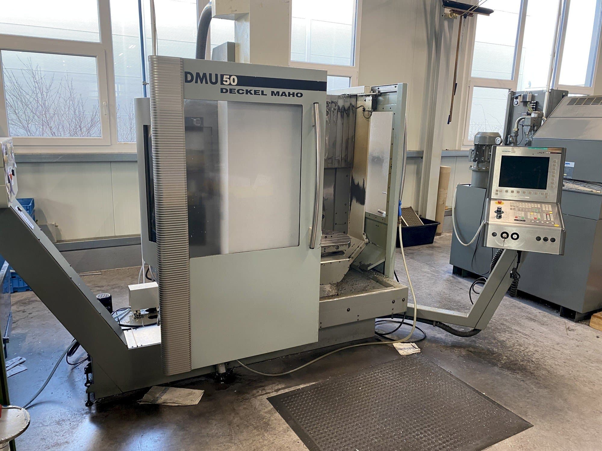Widok z przodu maszyny DECKEL MAHO DMU 50
