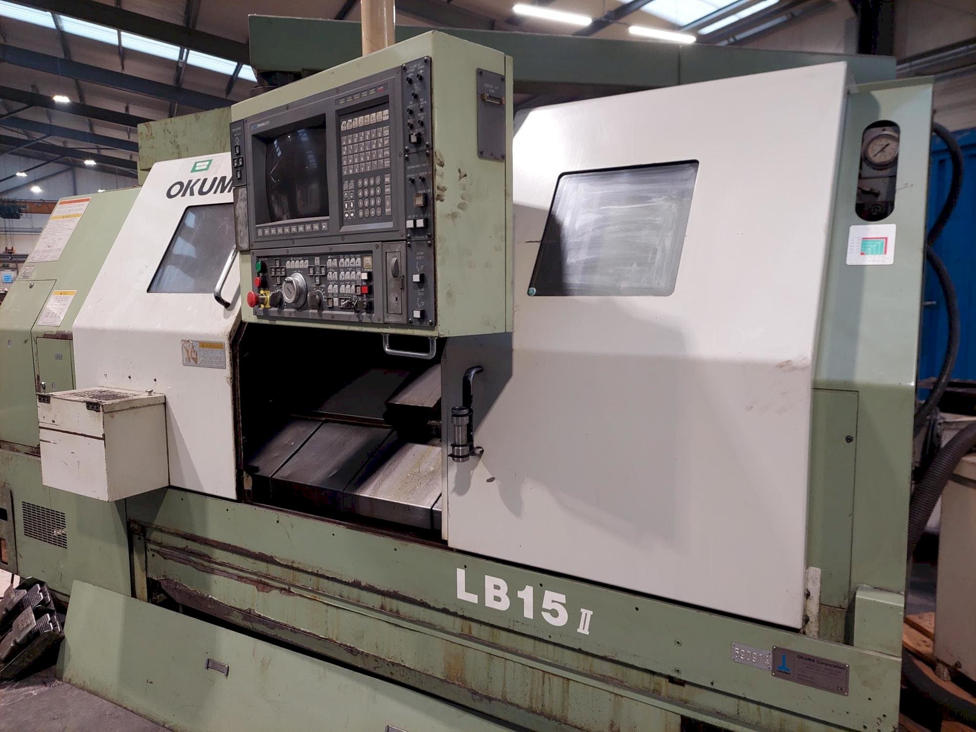 Widok z przodu maszyny Okuma LB15