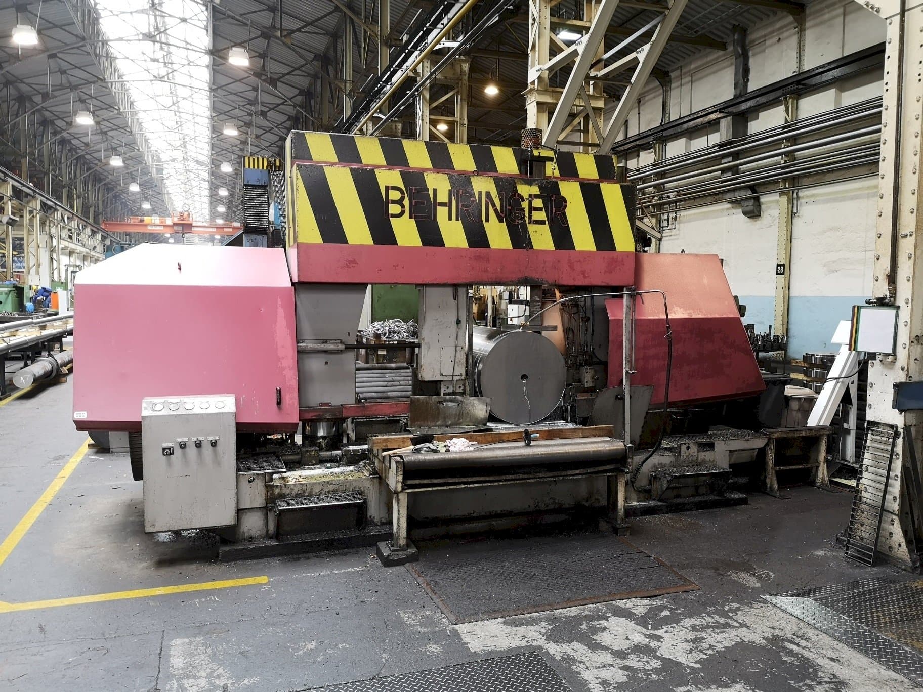 Widok z przodu maszyny Behringer HBP1080/1700 A/CNC