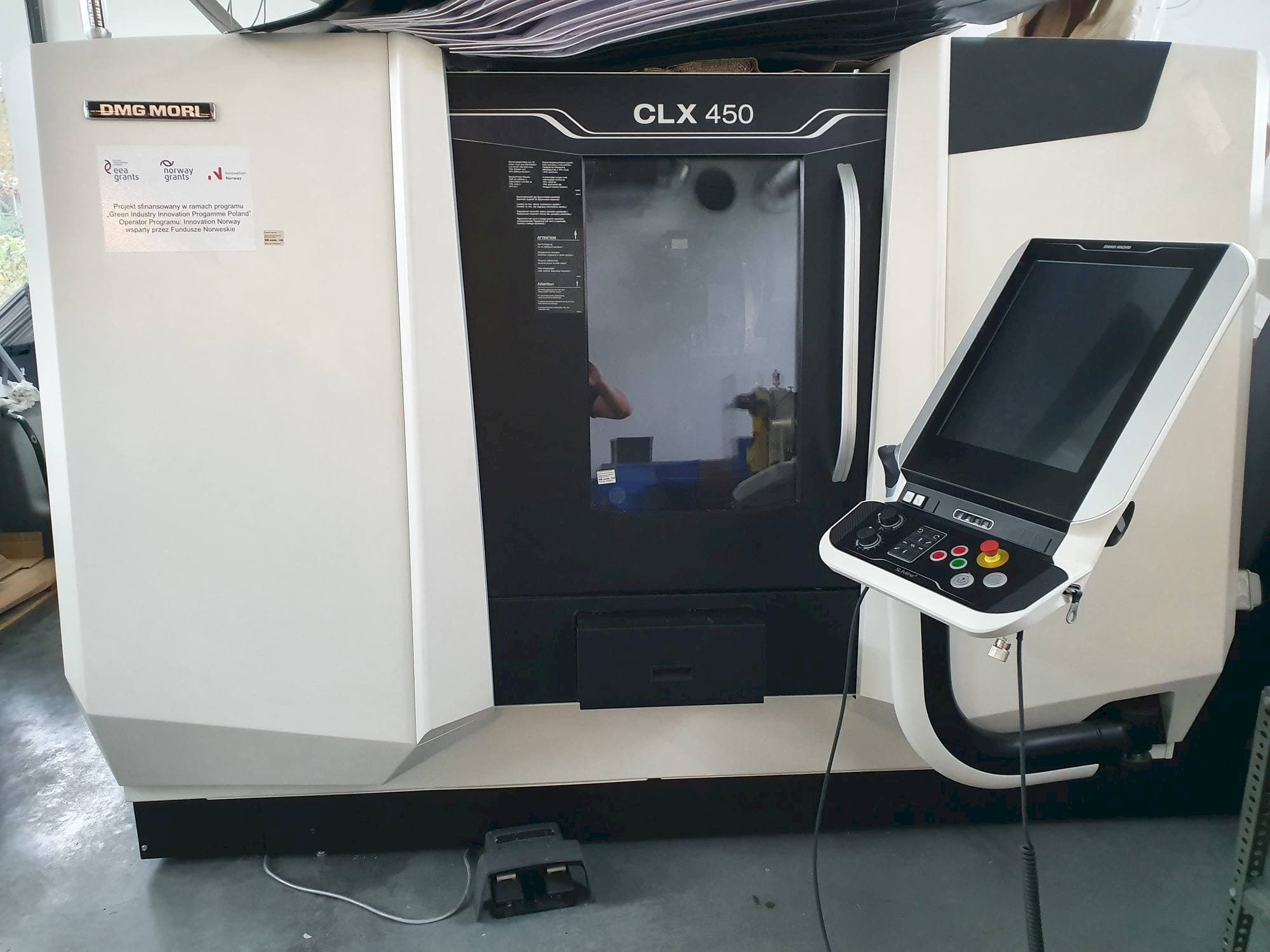 Widok z przodu maszyny DMG MORI CLX450