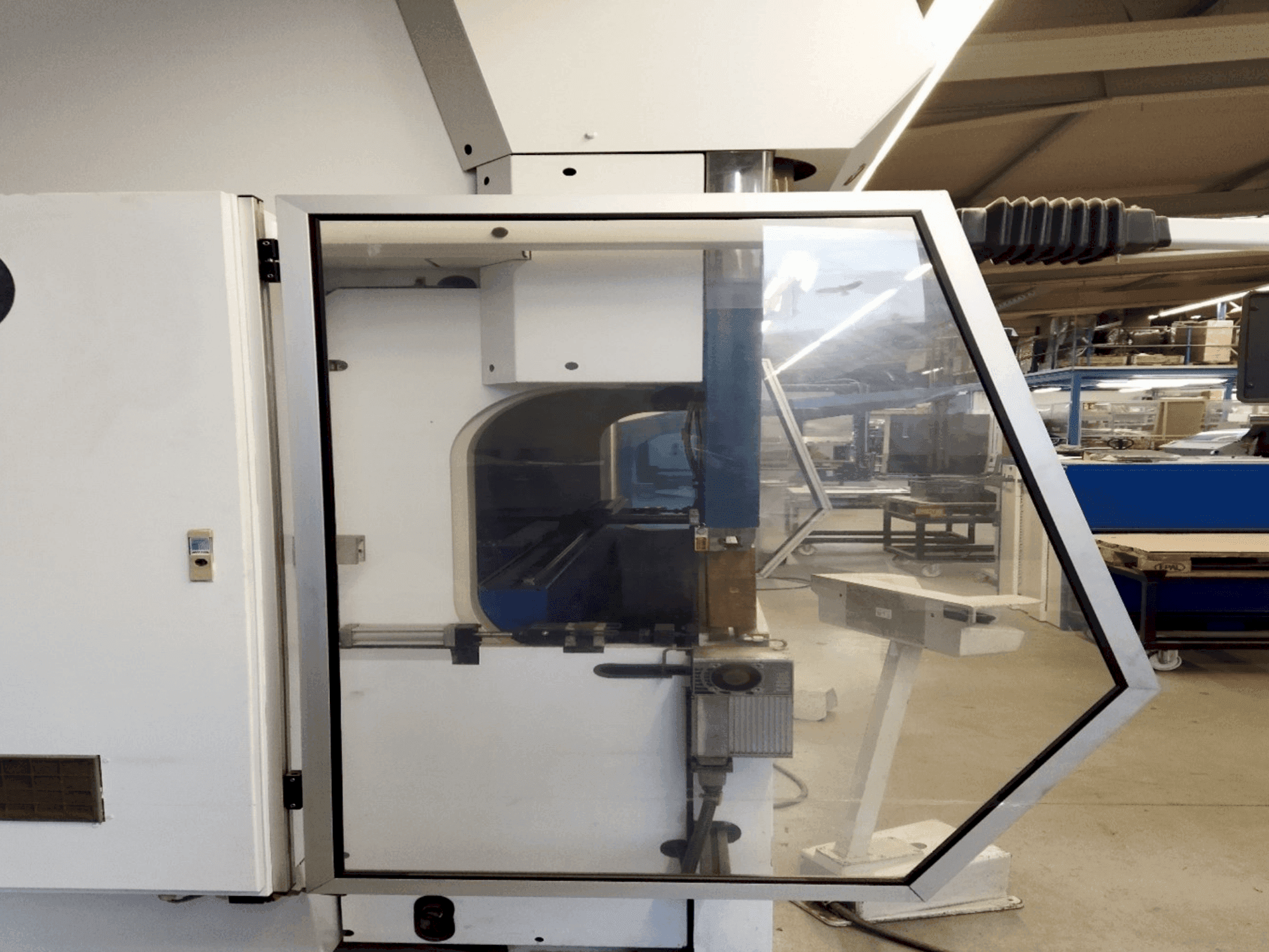 Widok z przodu maszyny TRUMPF TrumaBend V130