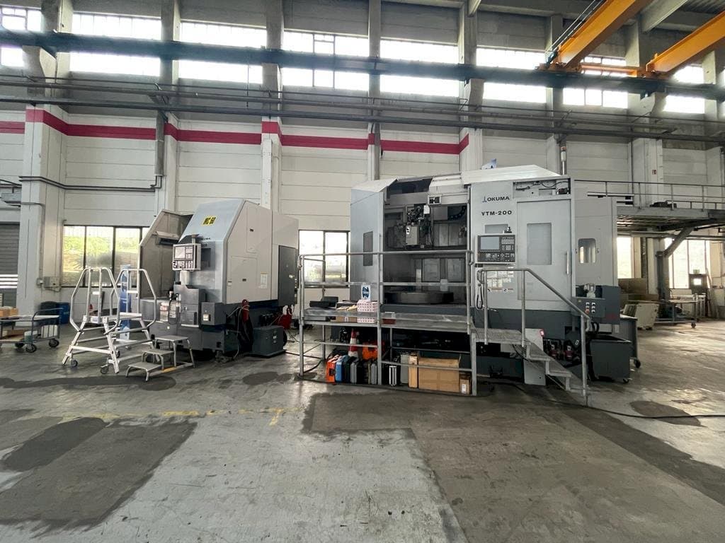 Widok z przodu maszyny Okuma VTM-200 1ST