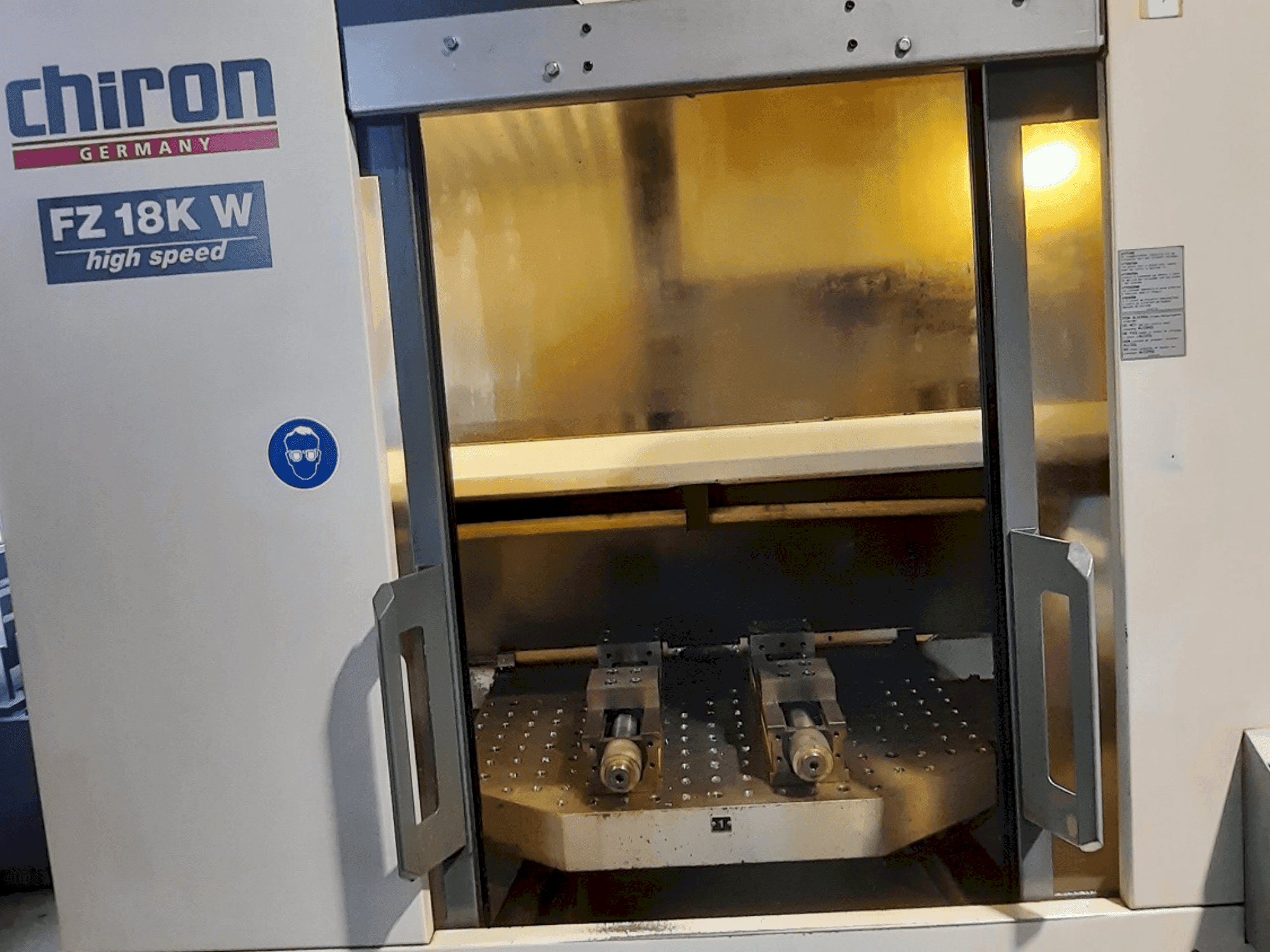Widok z przodu maszyny CHIRON FZ 18 KW