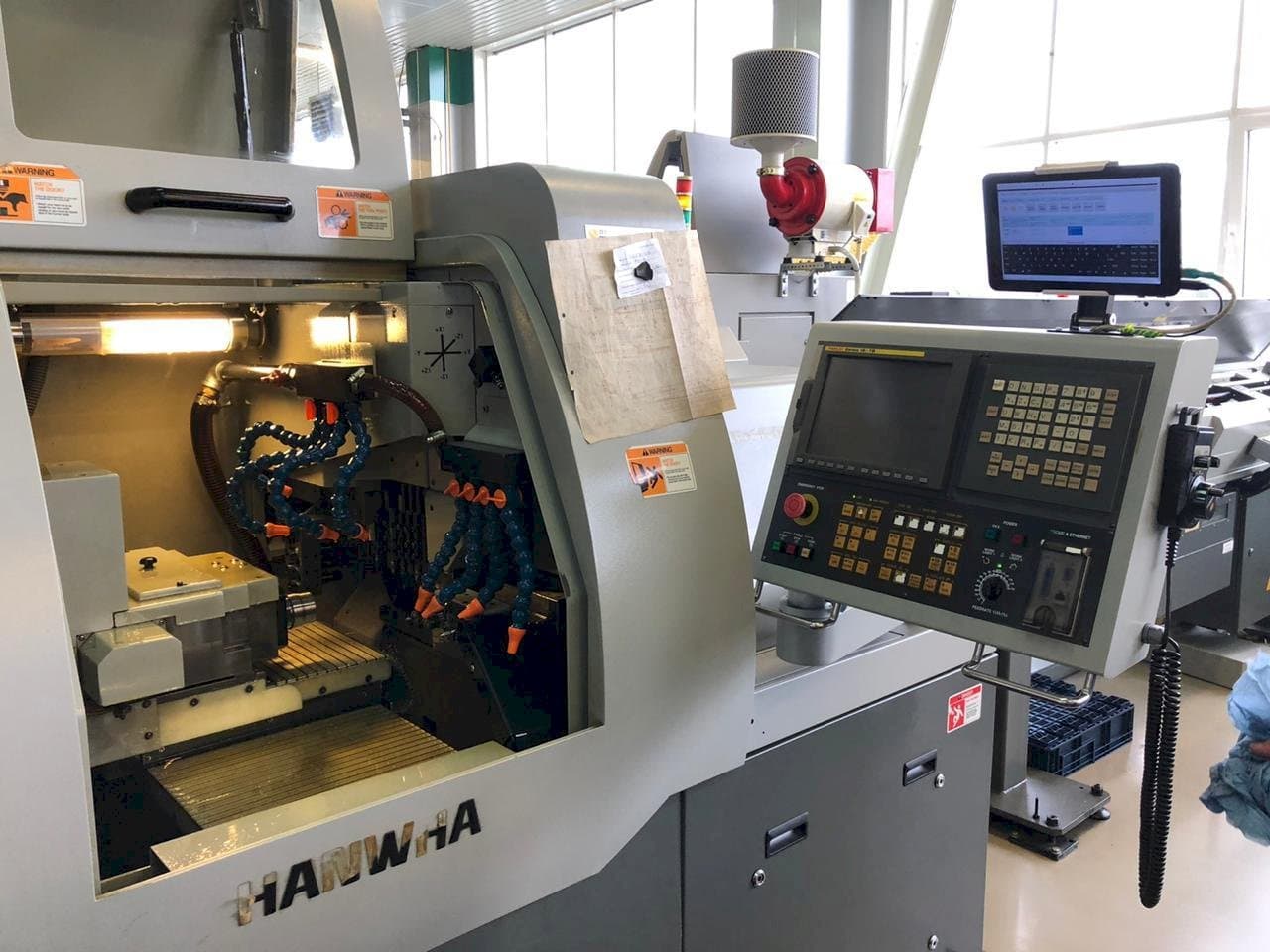 Widok z przodu maszyny Hanwha XD20H