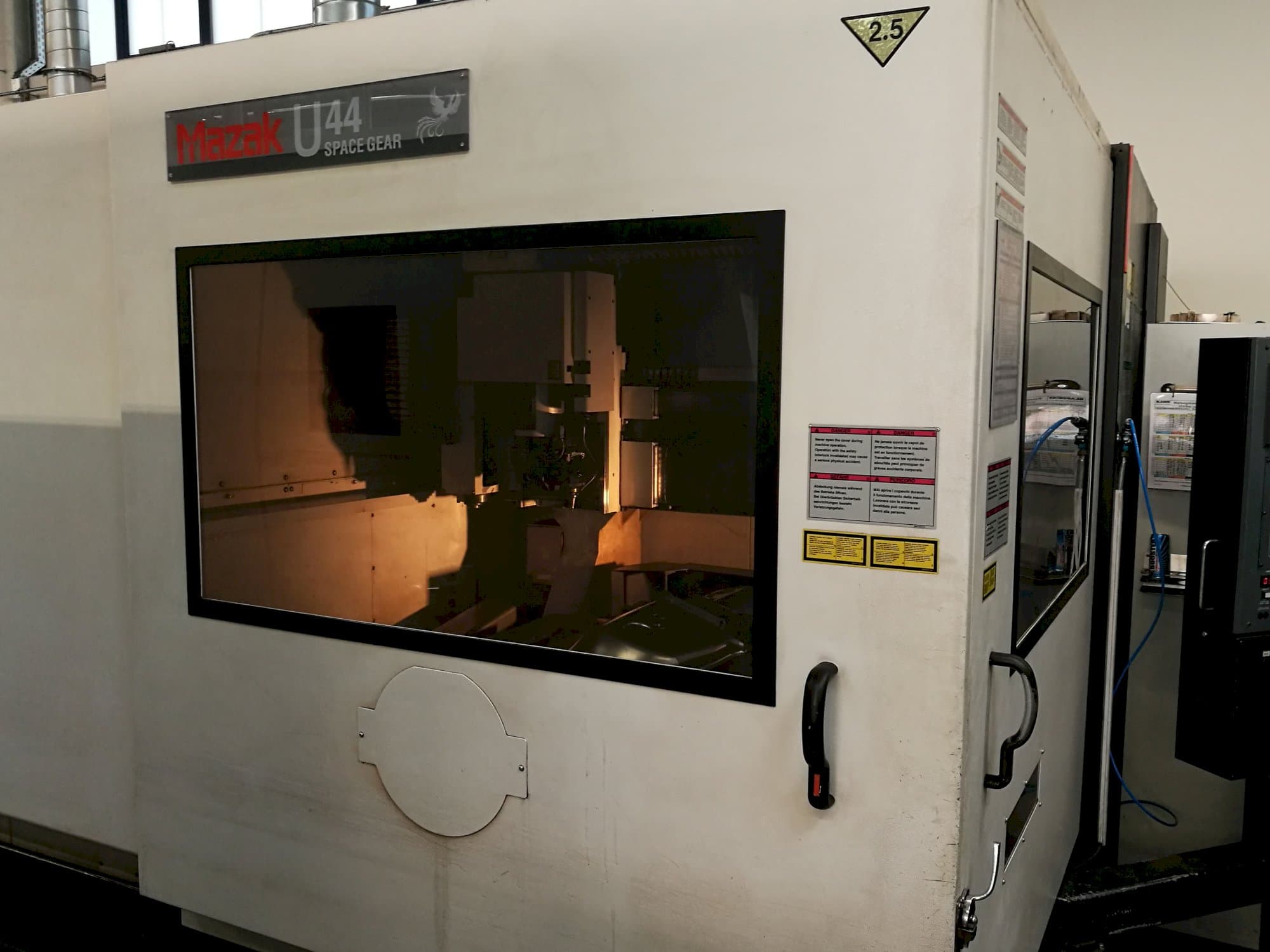 Widok z lewej maszyny Mazak Space Gear-U44