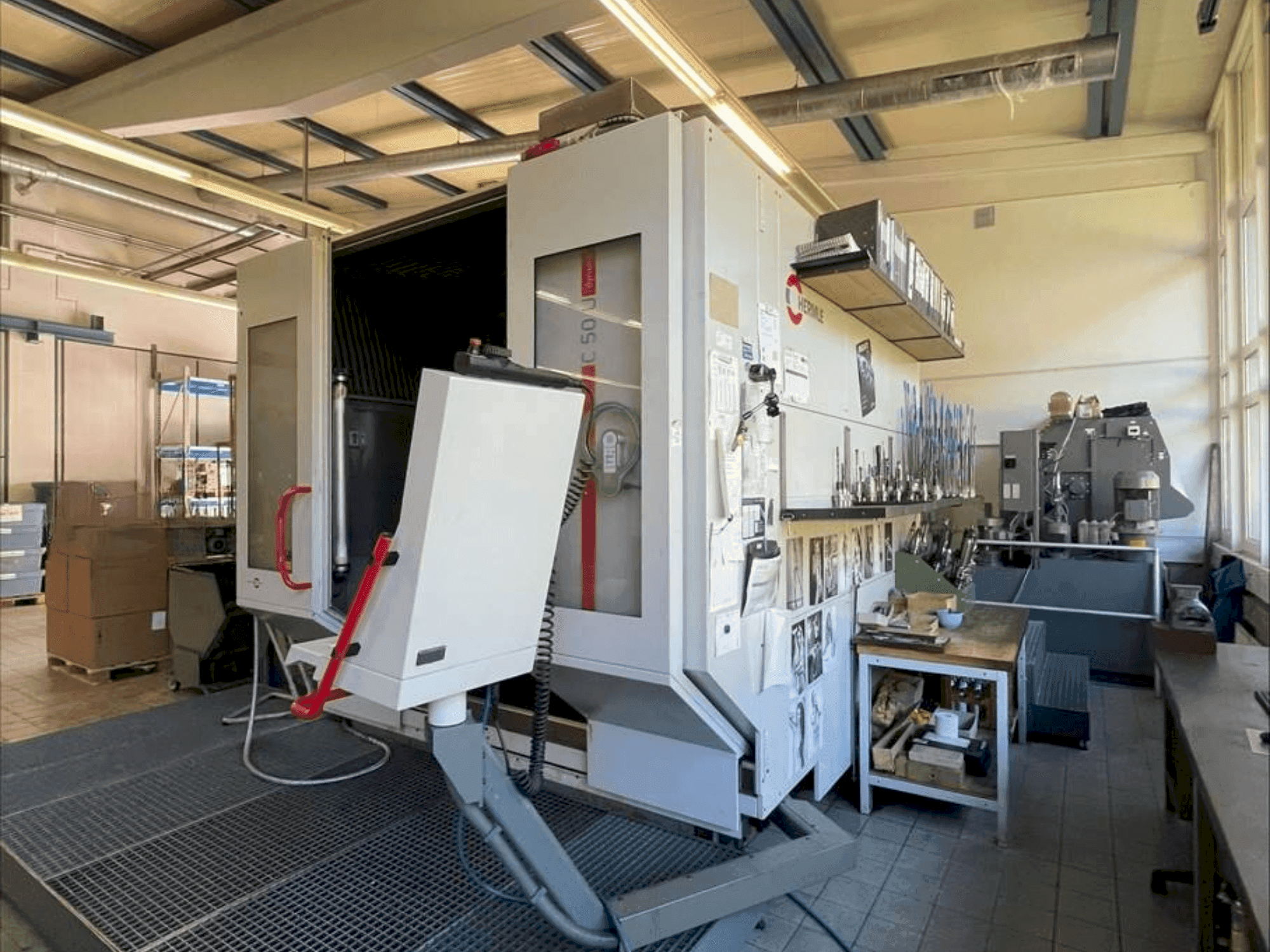 Widok z przodu maszyny HERMLE C50U