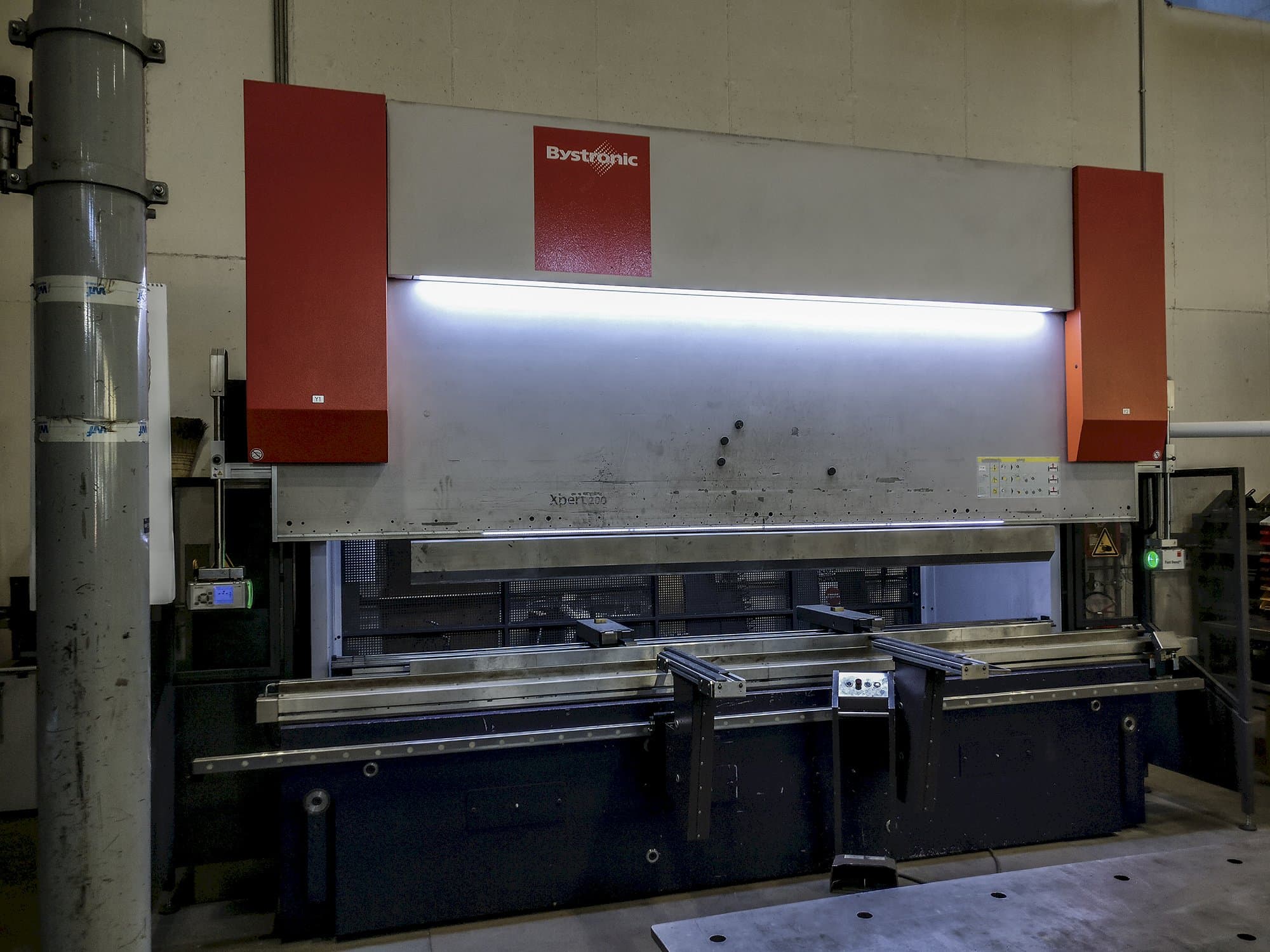 Widok z przodu maszyny Bystronic Xpert 200x4100