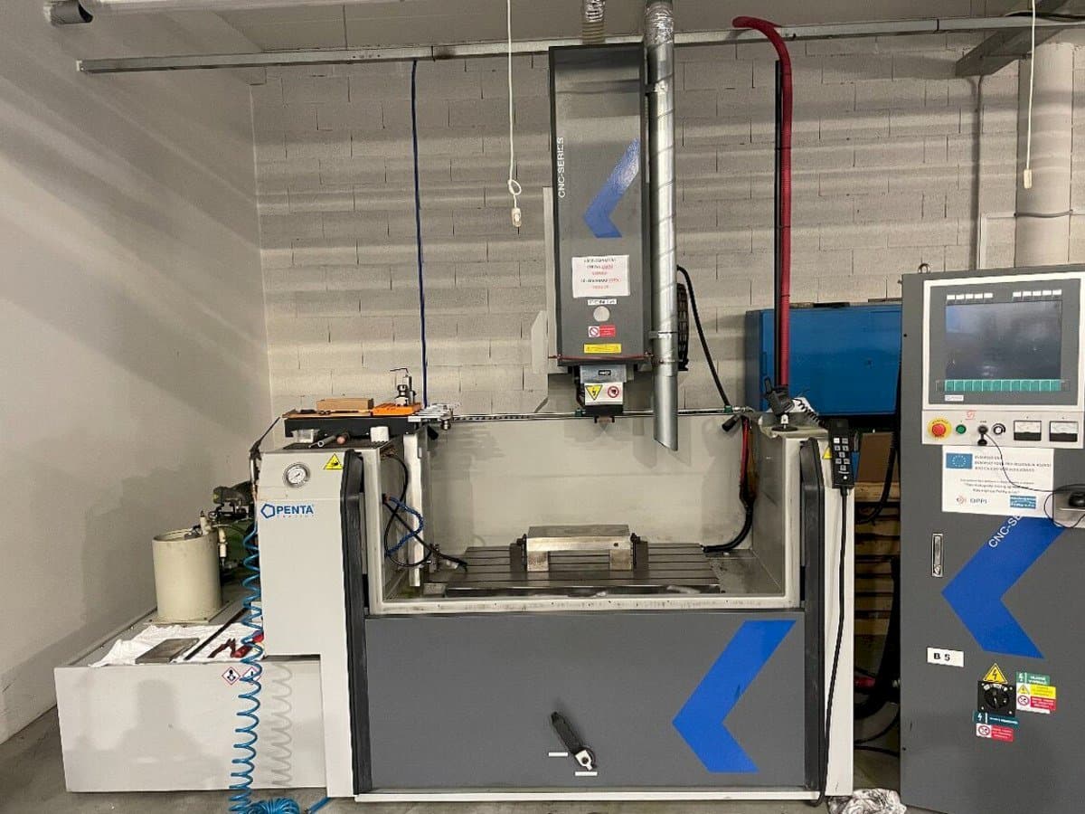 Widok z przodu maszyny PENTA 650G CNC