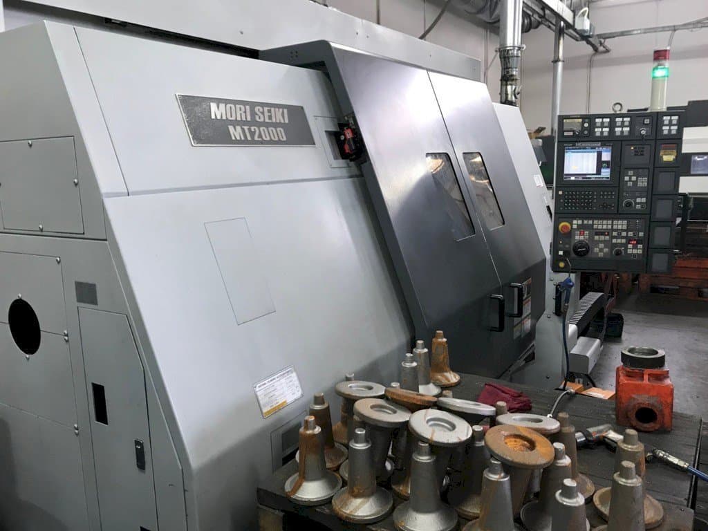 Widok z przodu maszyny MORI SEIKI MT 2002 SZ