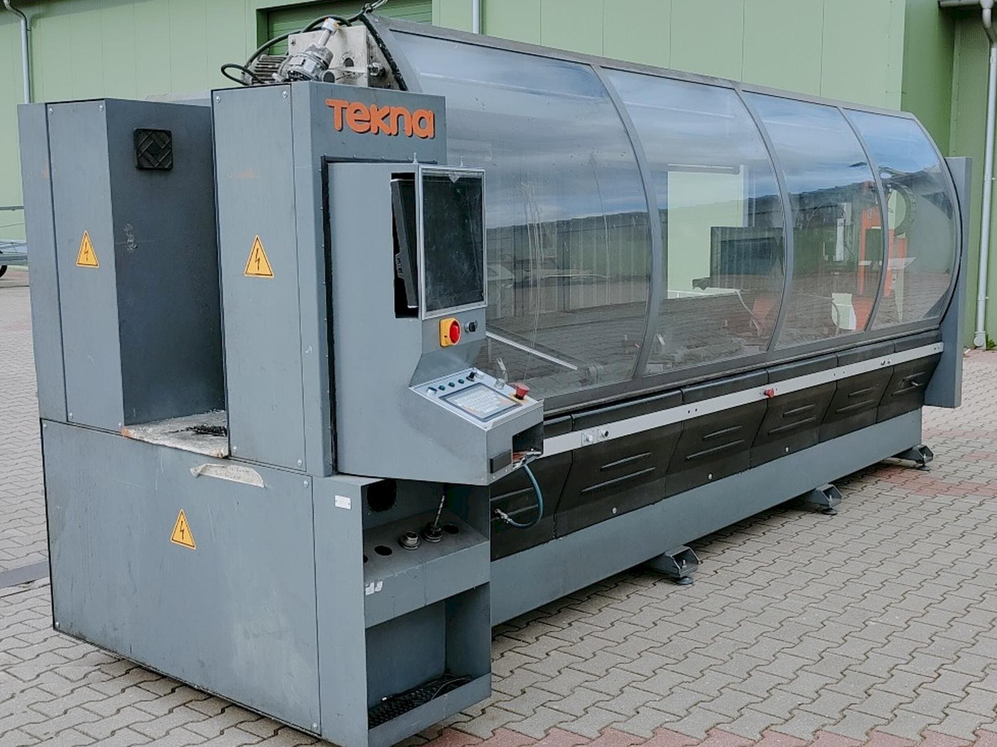 Widok z przodu maszyny Tekna TK427-3