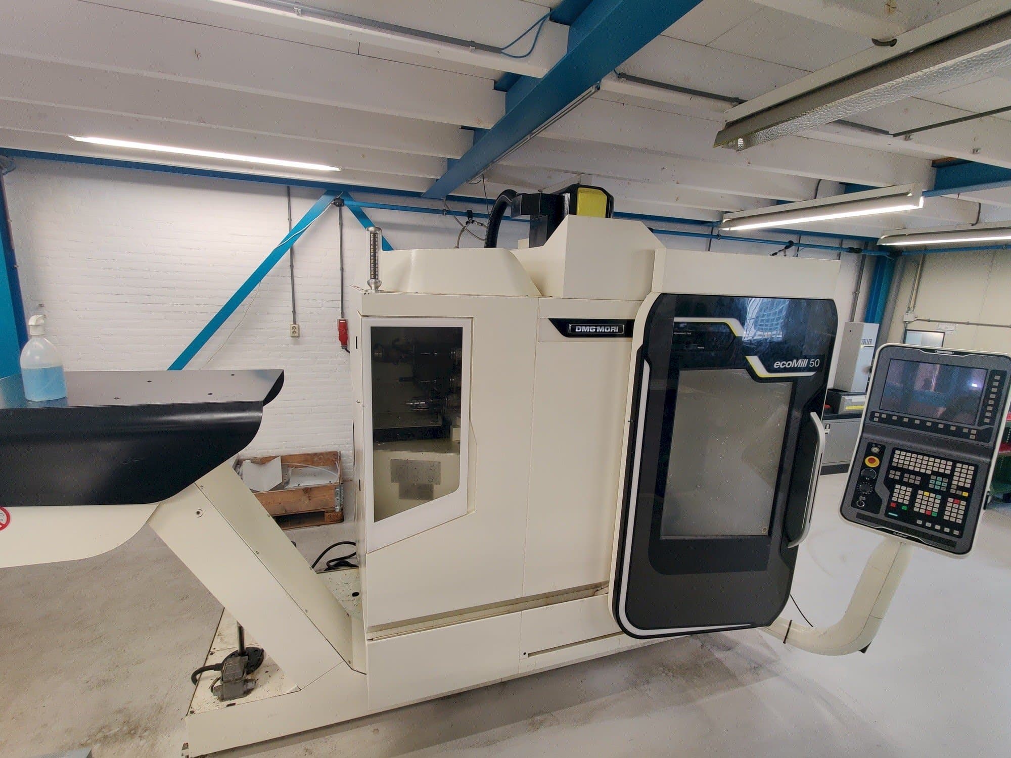 Widok z przodu maszyny DMG MORI DMU 50 ecoline